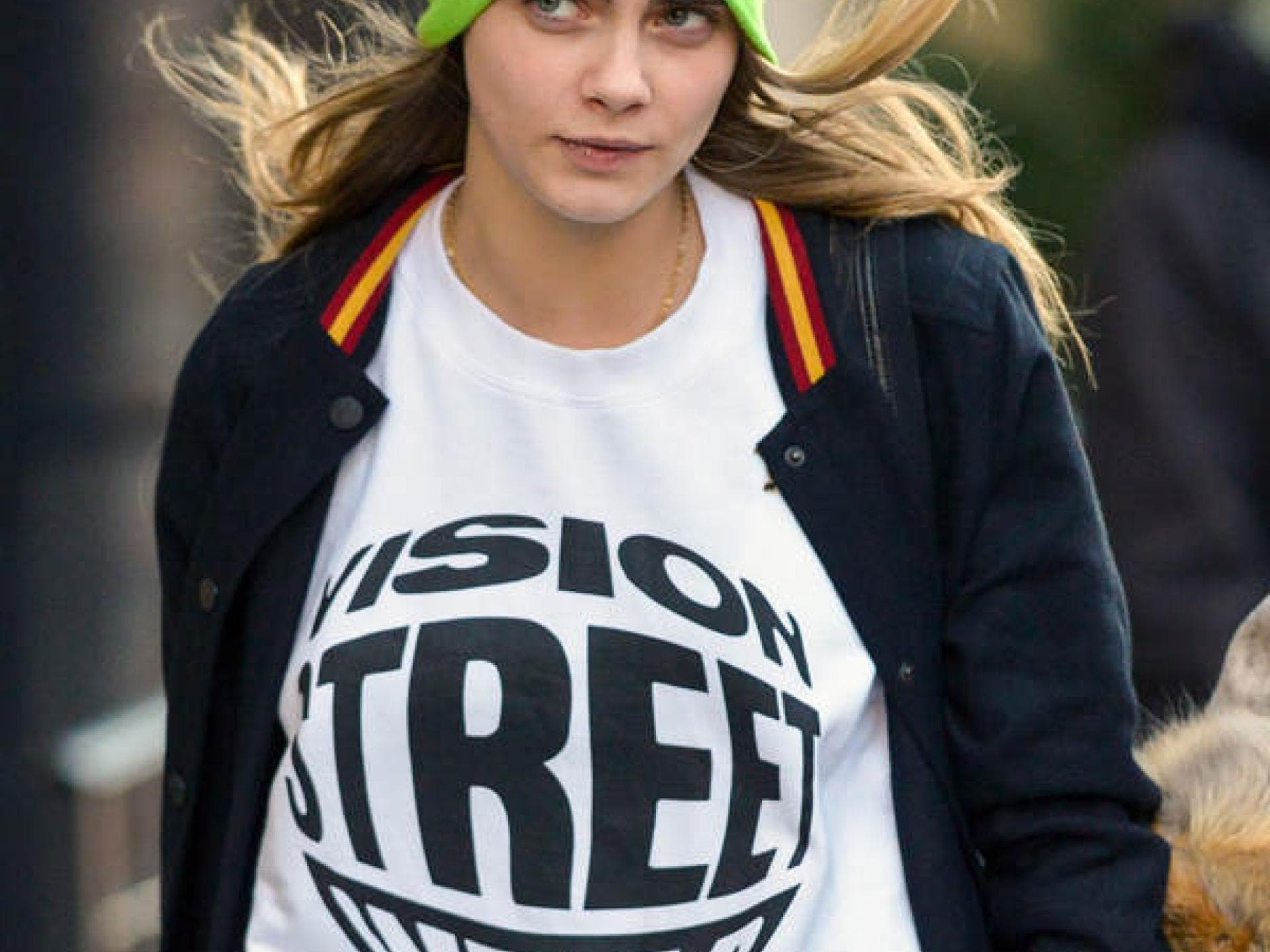 Cara Delevingne: Neongrüne Mütze