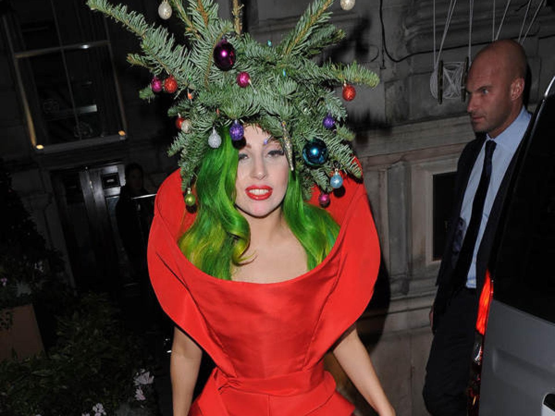 Lady Gaga verkleidet als Weihnachtsbaum Lady Gaga verkleidet als Weihnachtsbaum