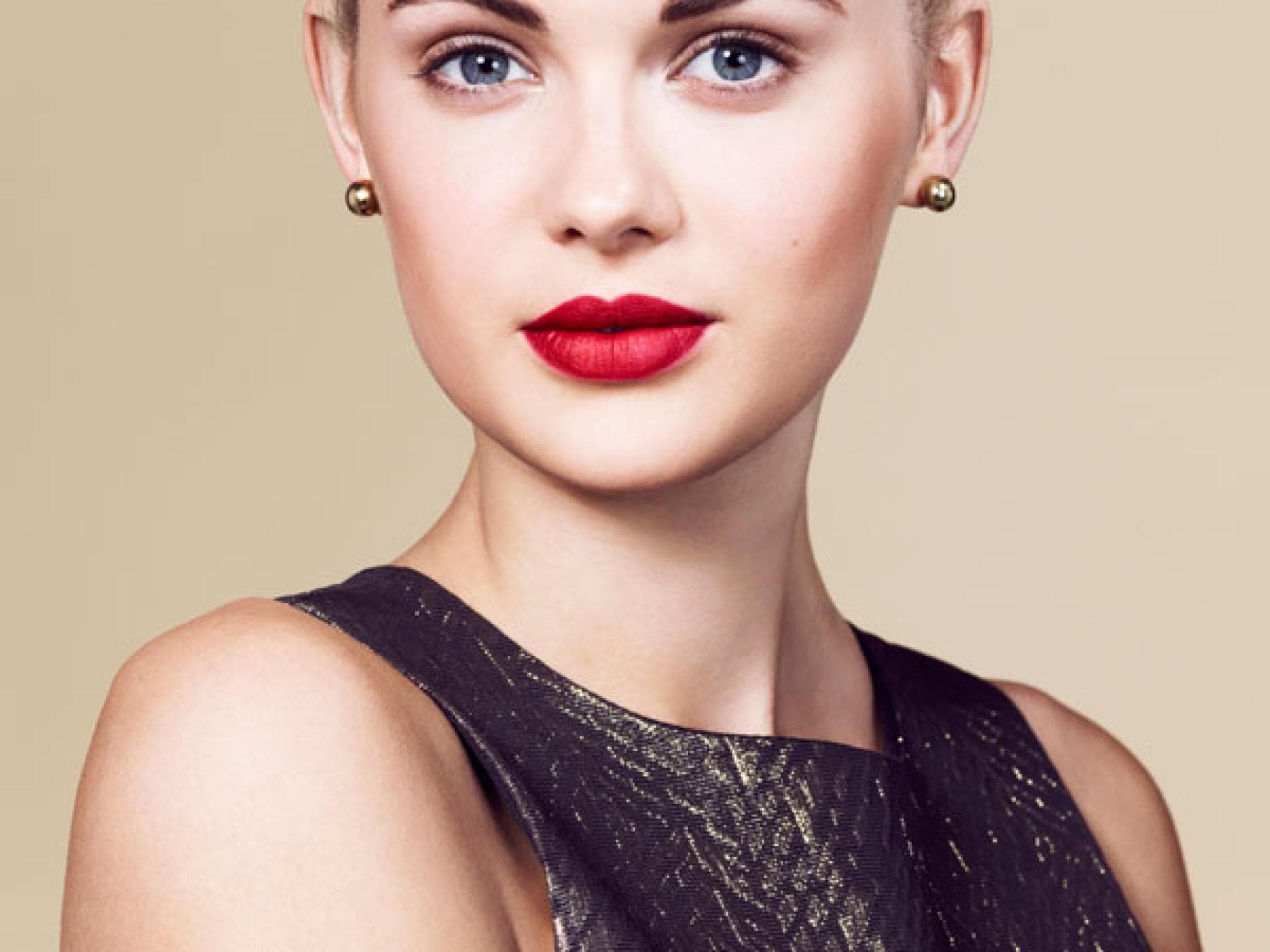 Hochsteckfrisur mit toupierten Haaren