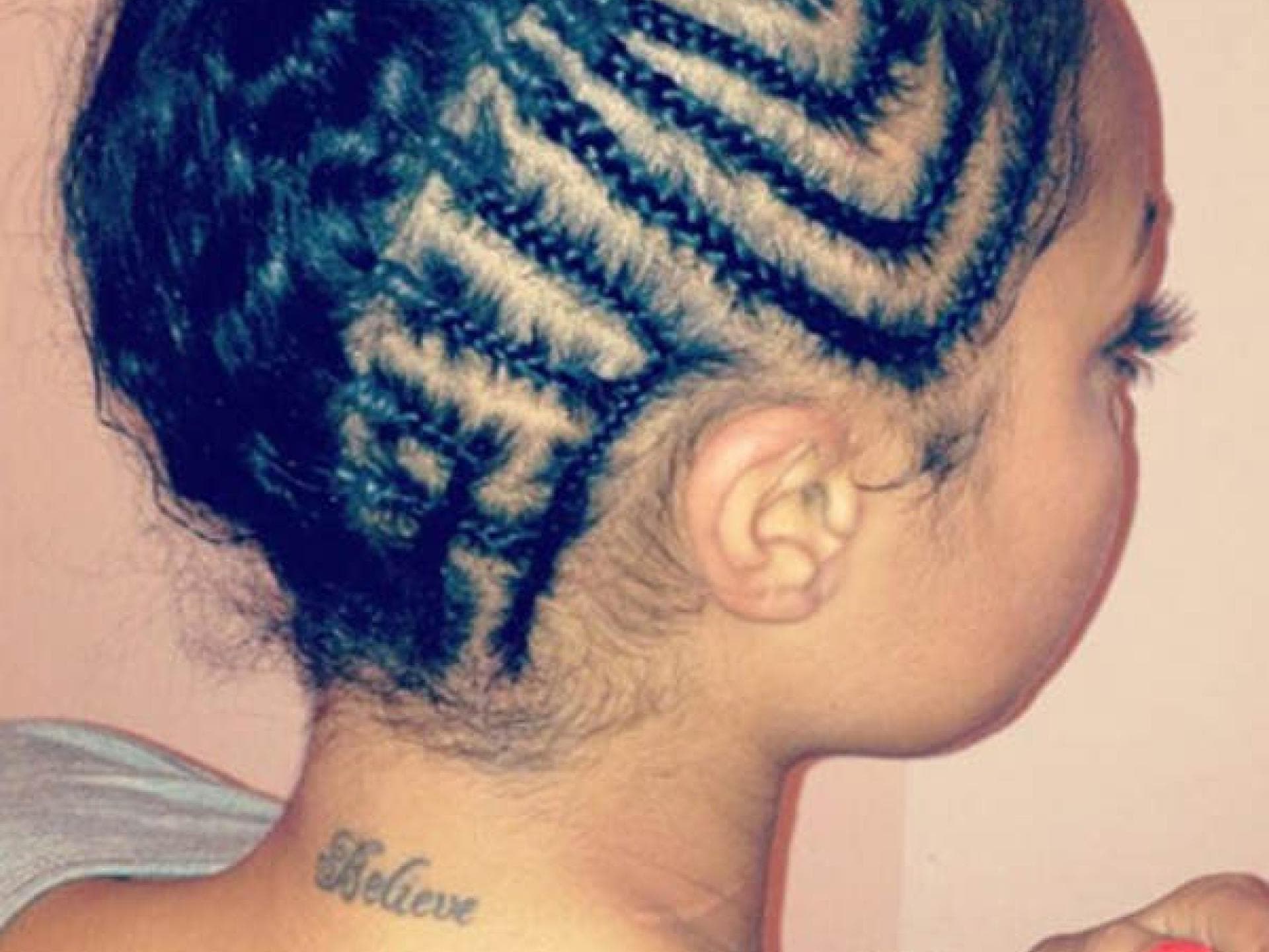 Leigh-Anne Pinnock von Little Mix zeigt ihre Tattoos