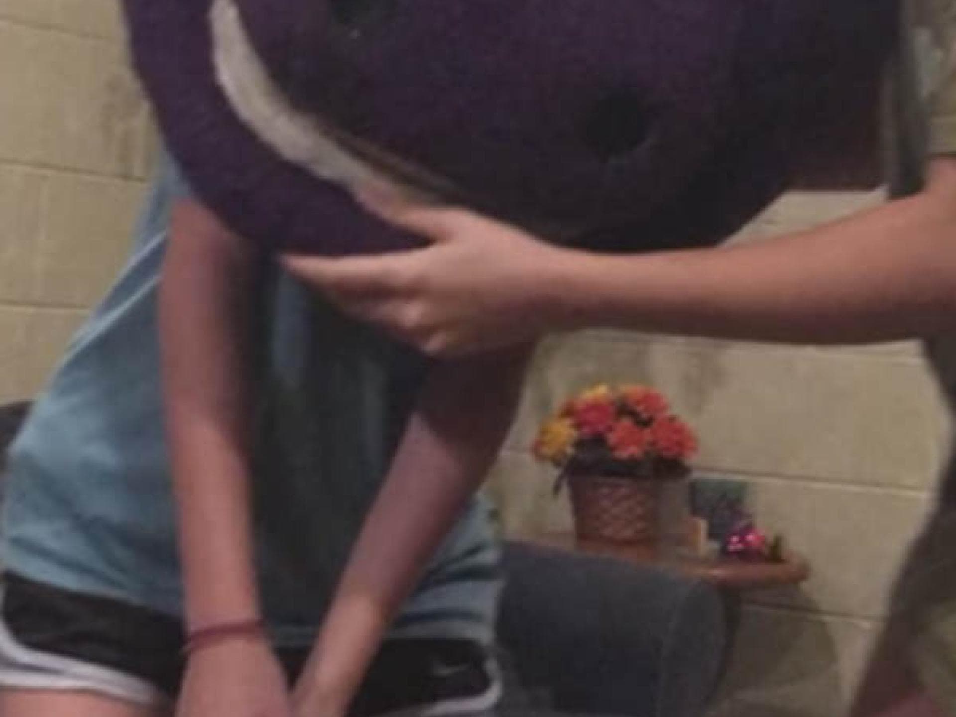 Mädchen steckt in Kostüm-Kopf fest