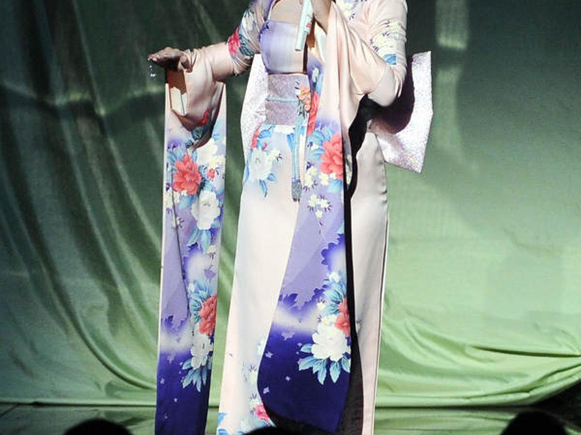 Katy Perry performt "Unconditionally"