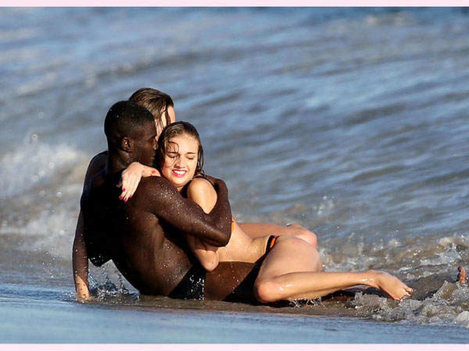 GNTM 2014: Antonia kuschelt im Wasser