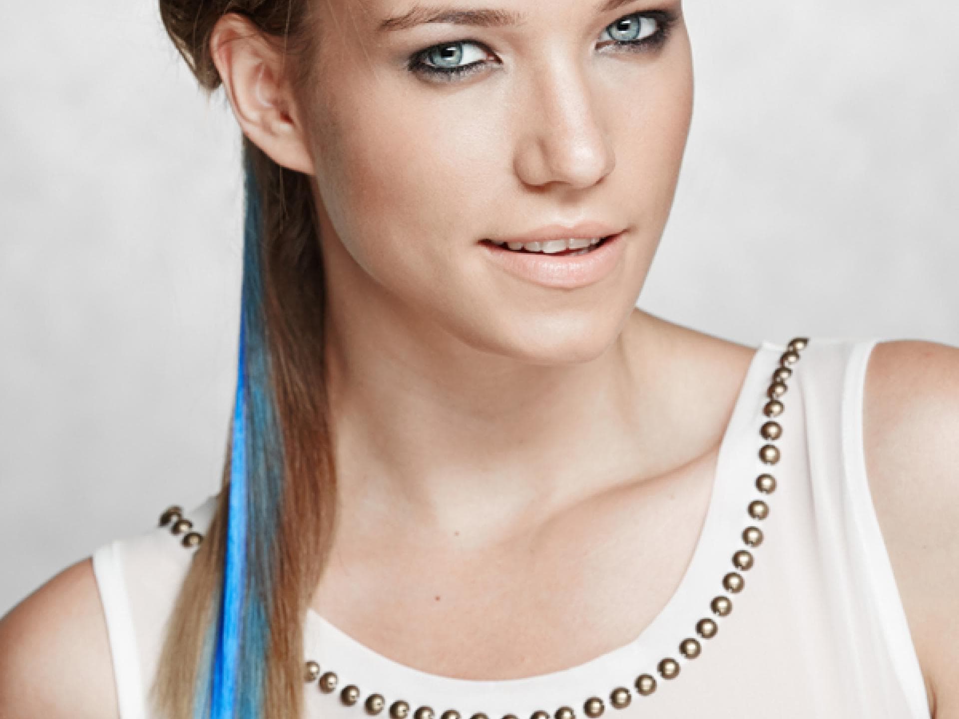 Trendfrisur mit blauen Strähnchen