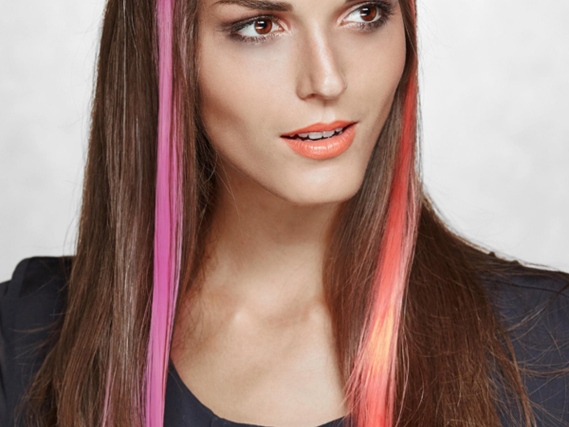 Bunte Strähnchen in glatten Haaren