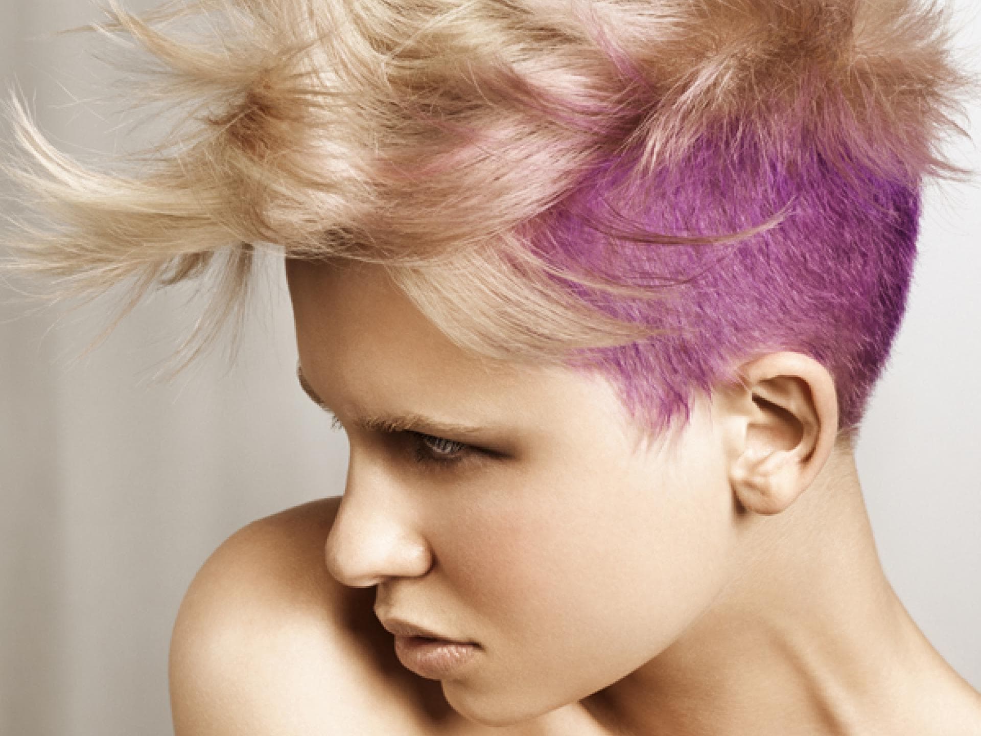 Gefärbte Haare mit Undercut Gefärbte Haare mit Undercut