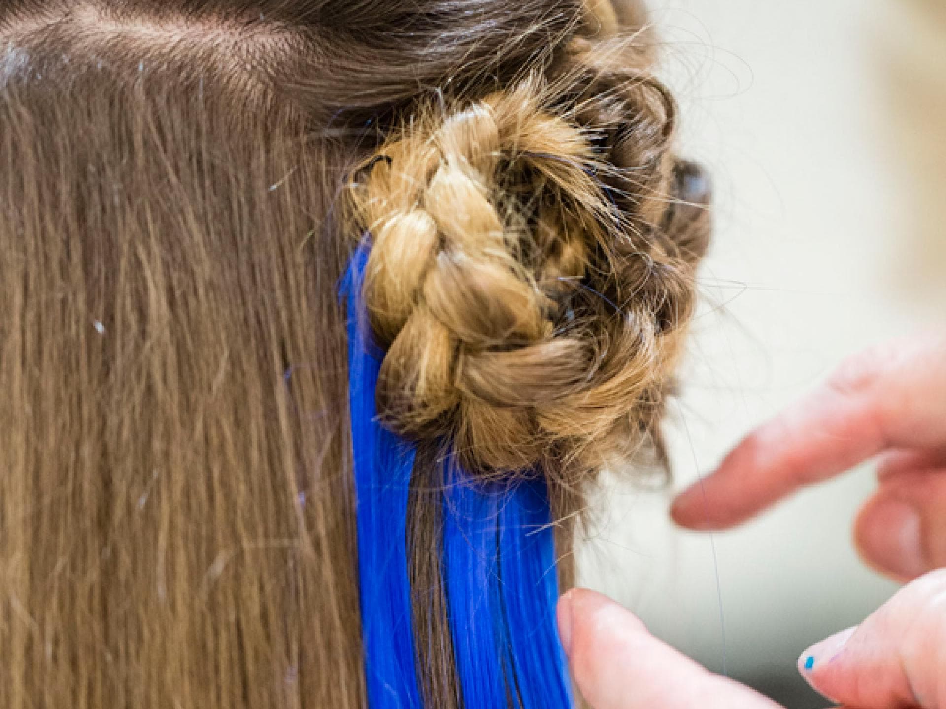 Frisur mit blauen Strähnen
