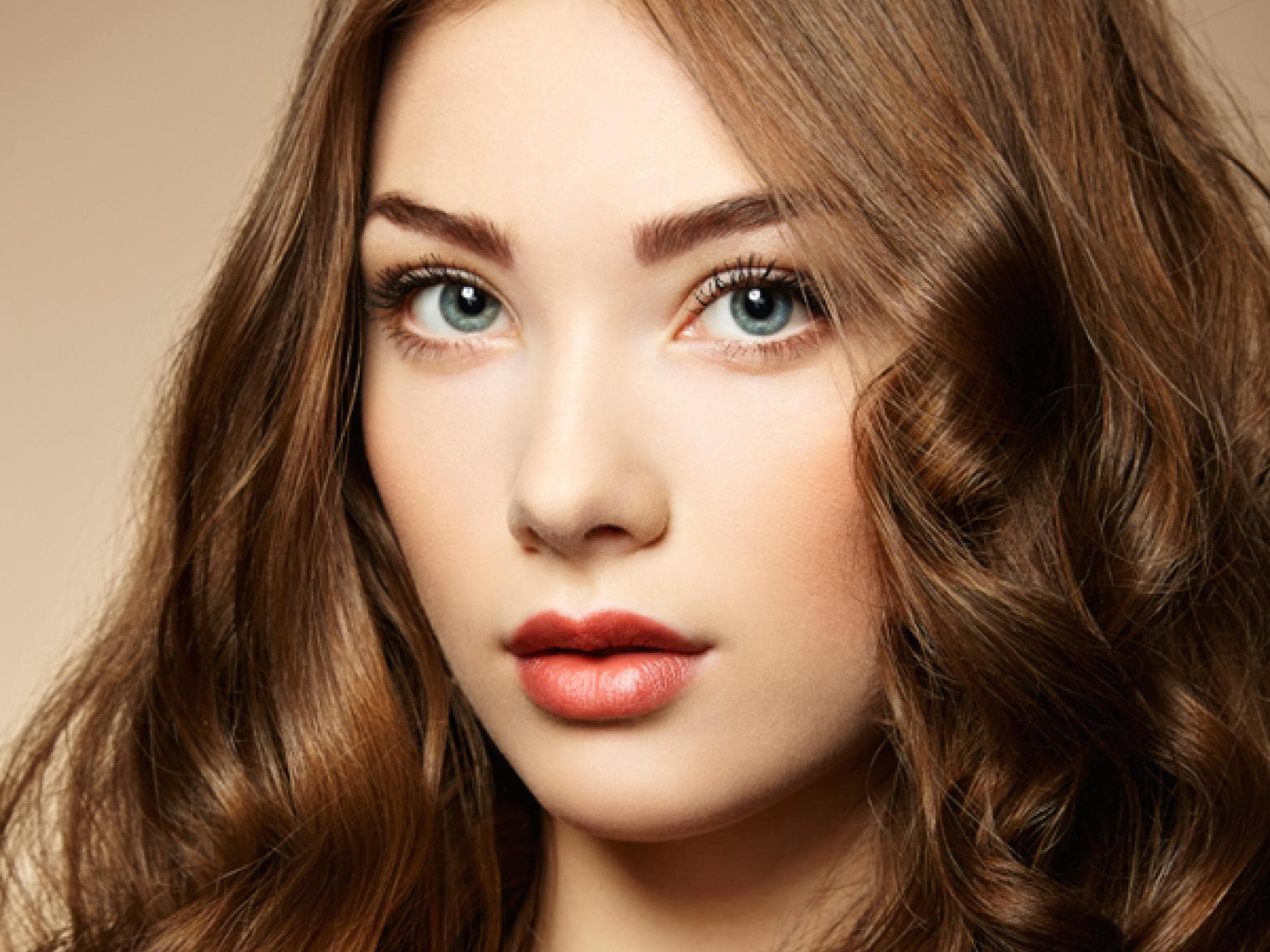 Braune Haare mit Locken Braune Haare mit Locken