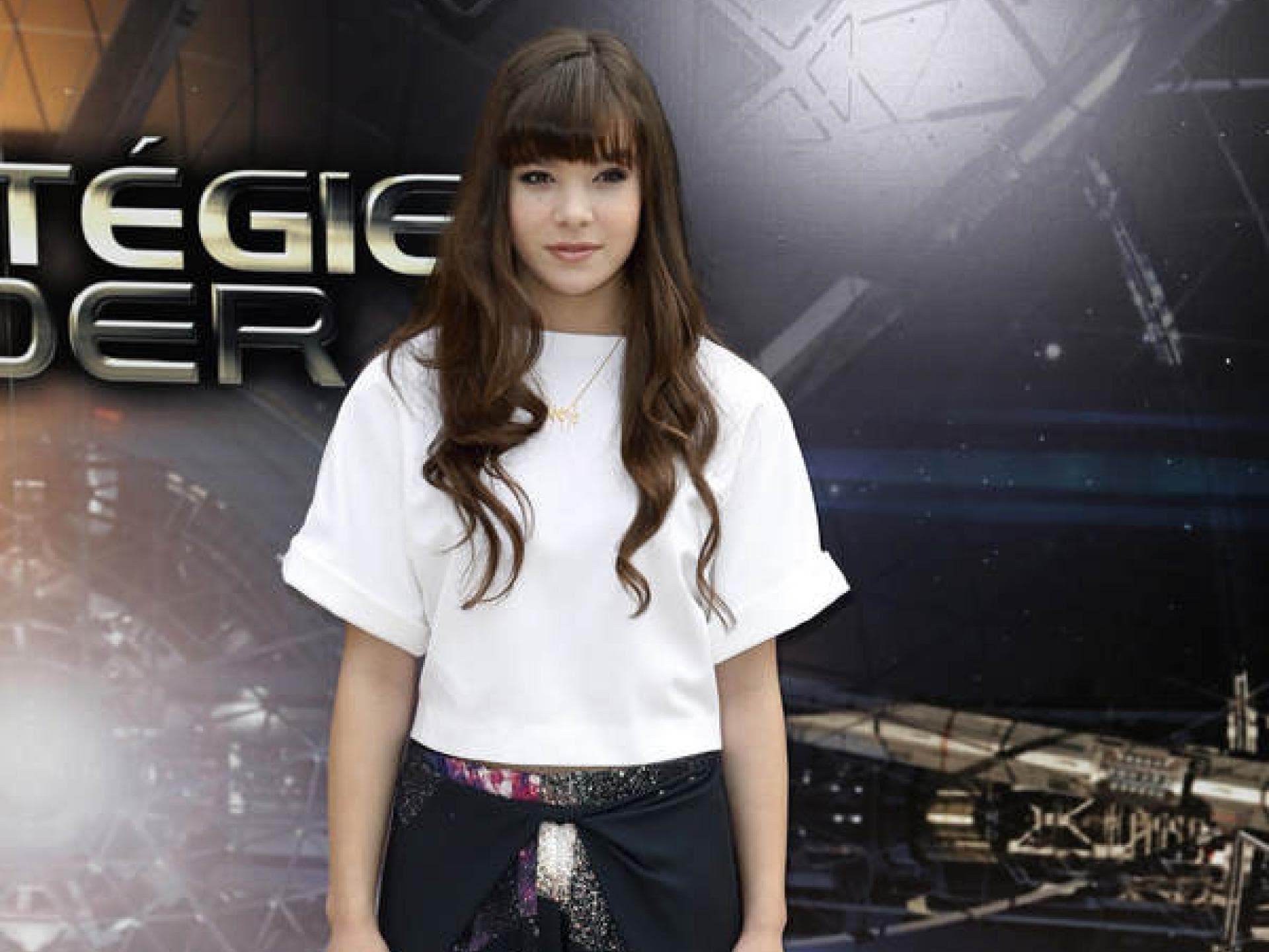 Hailee Steinfeld mit Weltraum-Hose