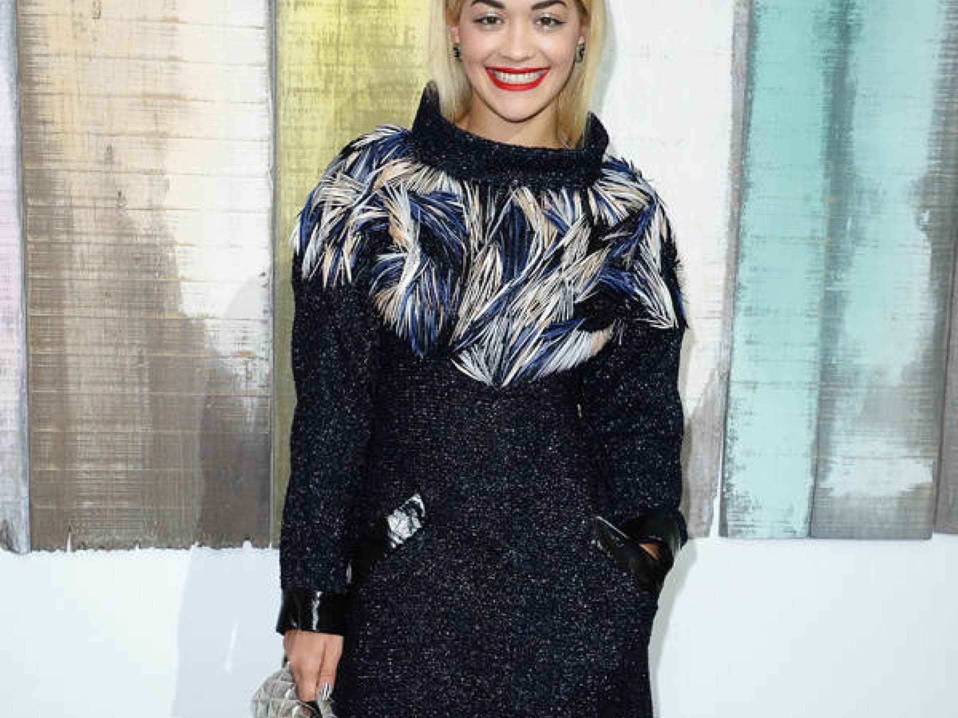 Rita Ora im Wollkleid