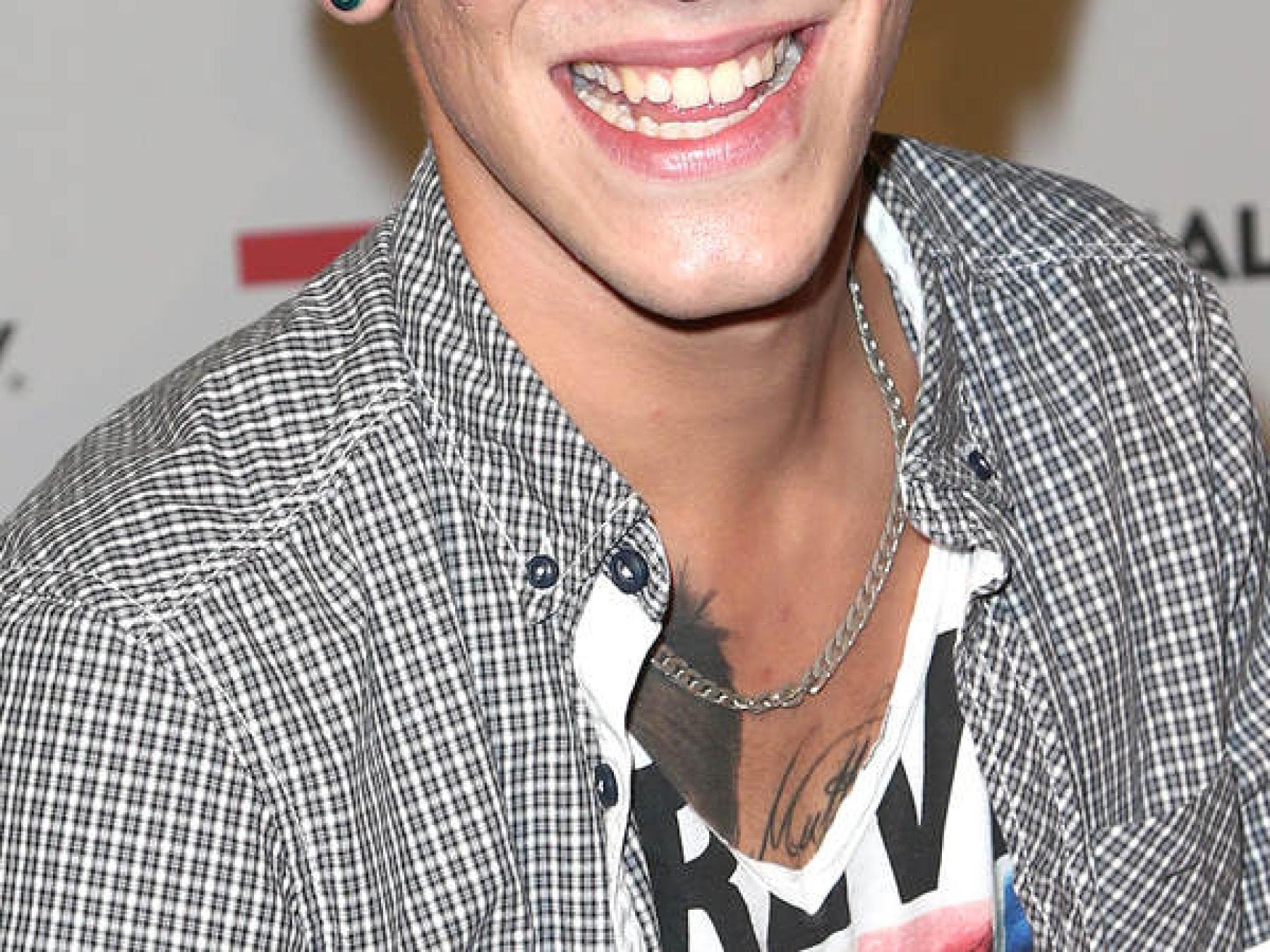 Daniele Negroni mit lila Tolle