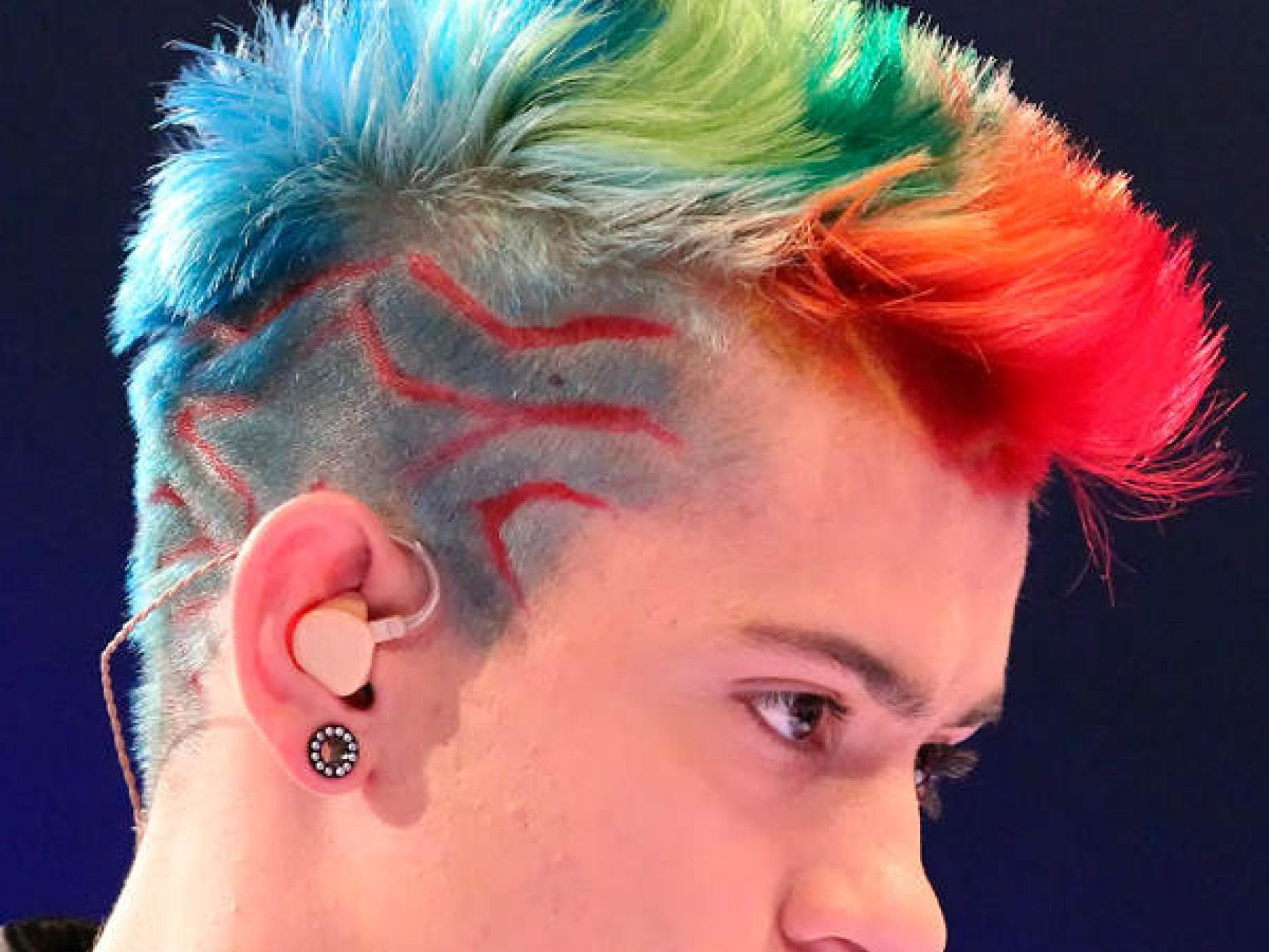 Daniele Negroni mit bunten Haaren