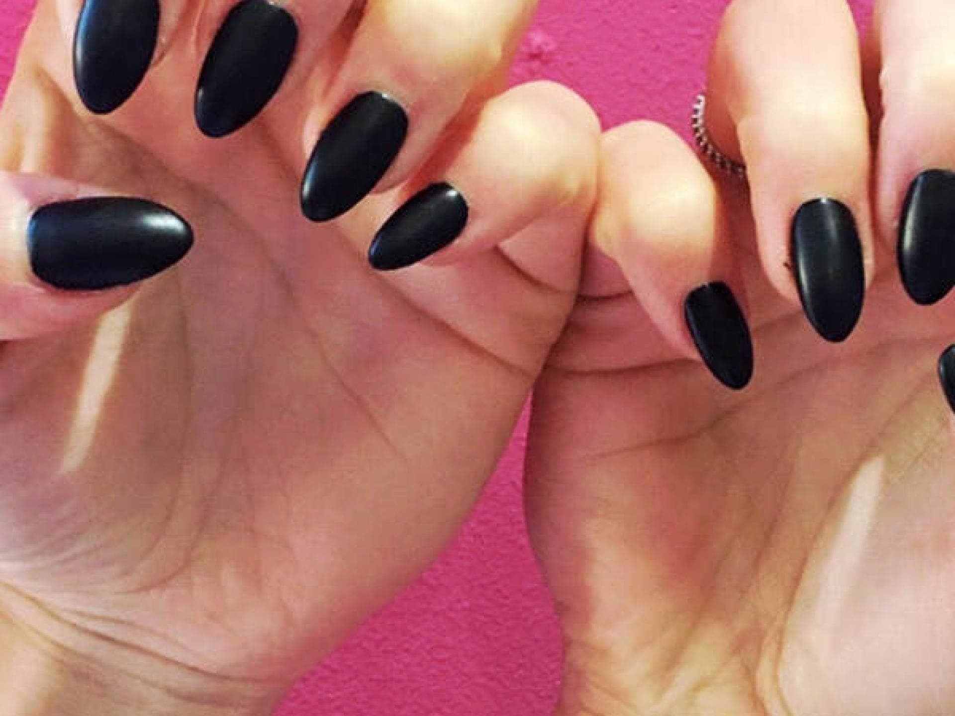 Bibis Beauty Palace: matte, schwarze Nägel Bibis Beauty Palace: matte, schwarze Nägel