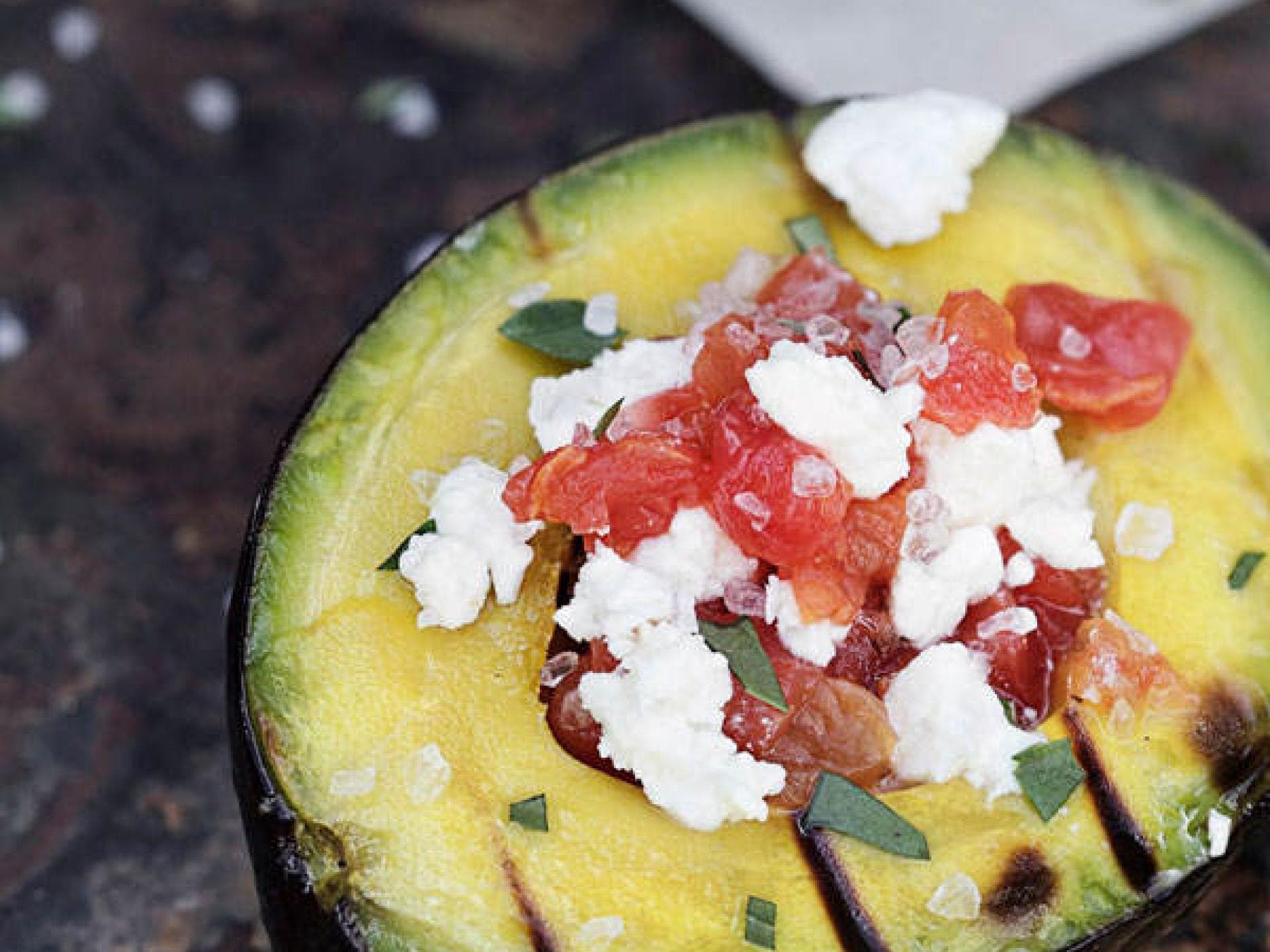 Gegrillte Avocados mit Feta-Tomaten-Salat