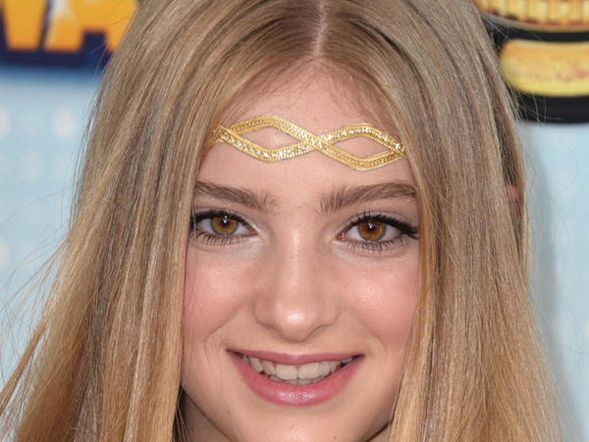 Willow Shields: Stirn-Schmuck