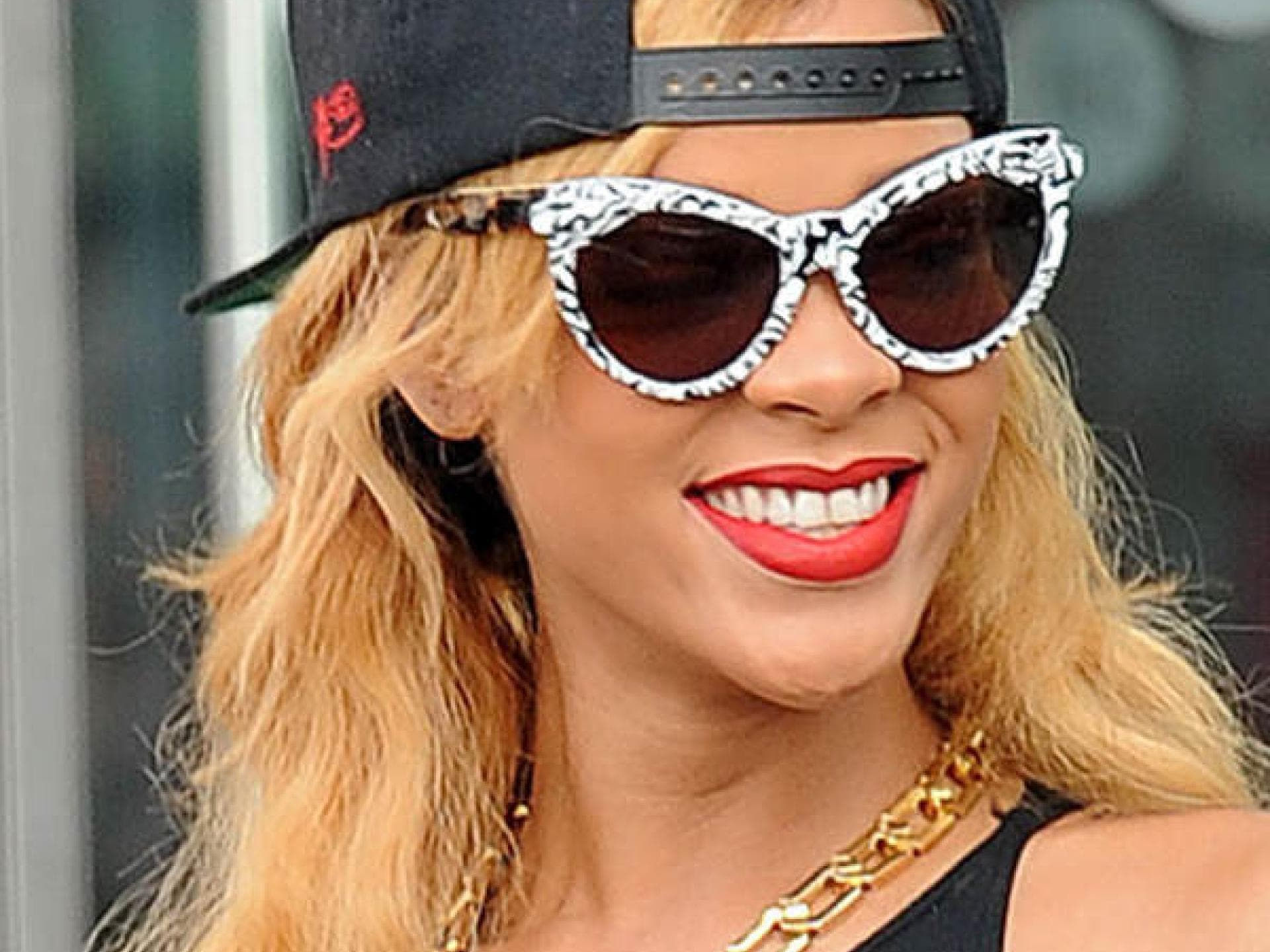 Rihanna: Sonnenbrille mit Muster