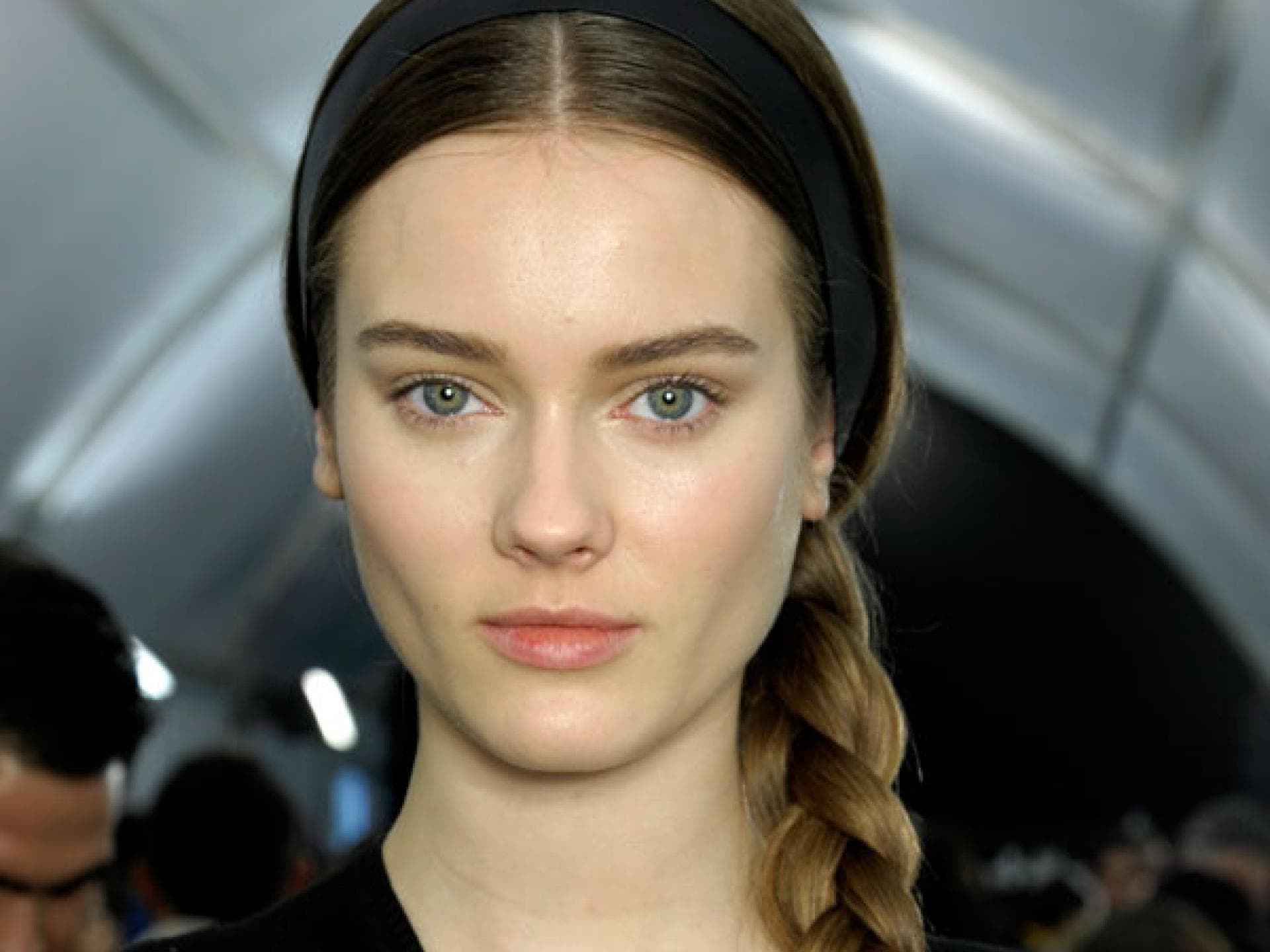 Trendfrisur mit Seitenzopf