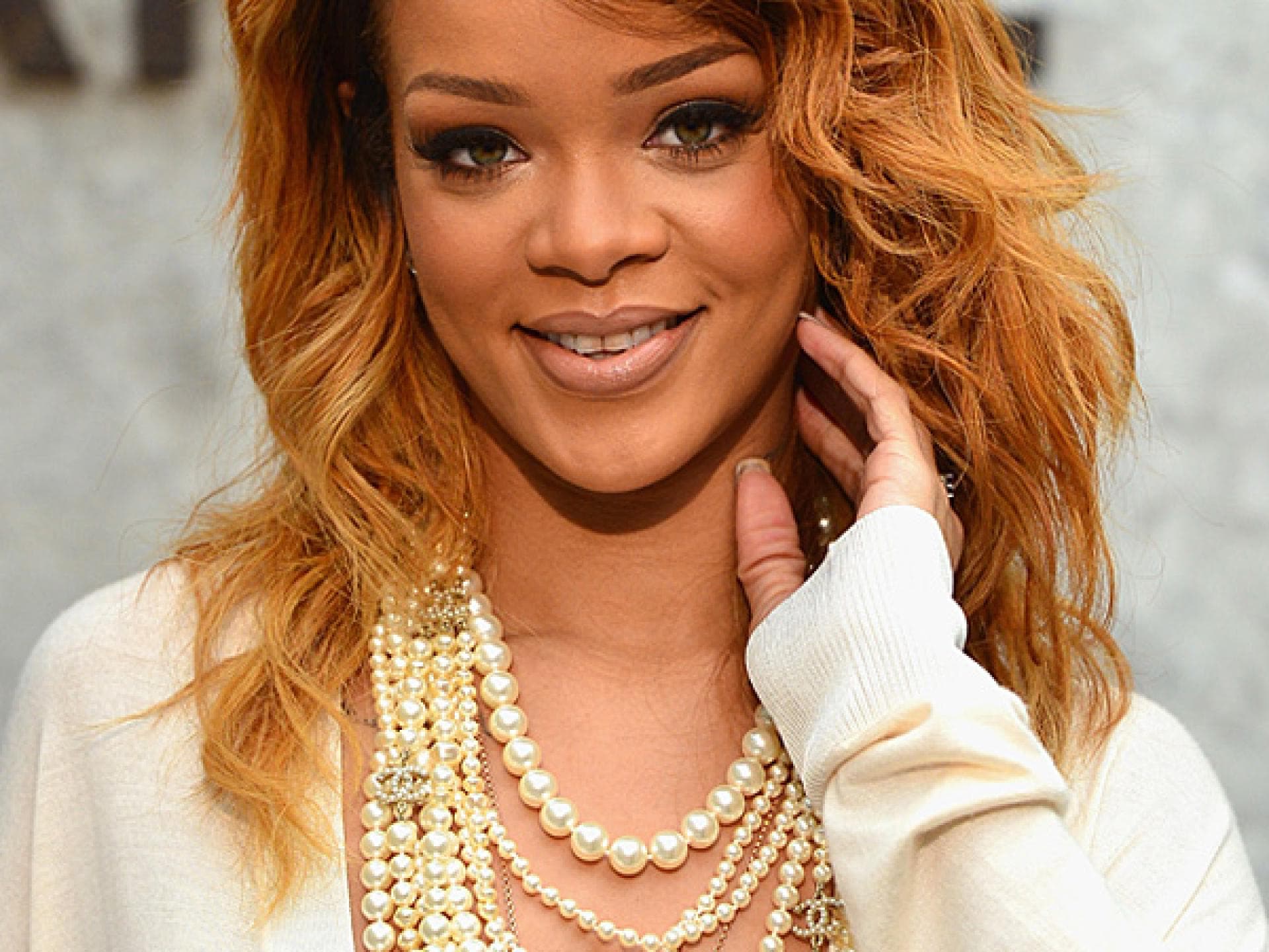 Rihanna-Frisur in Rot-Blond