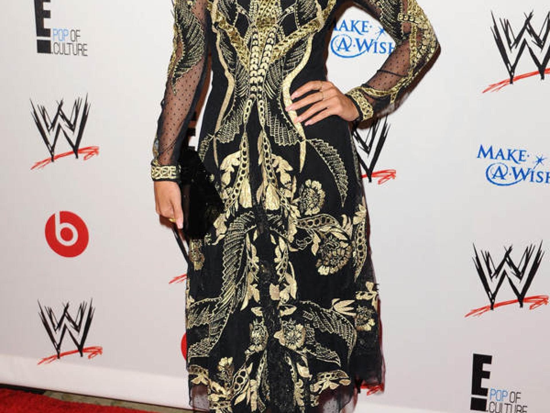 Vanessa Hudgens in Gold-Schwarz