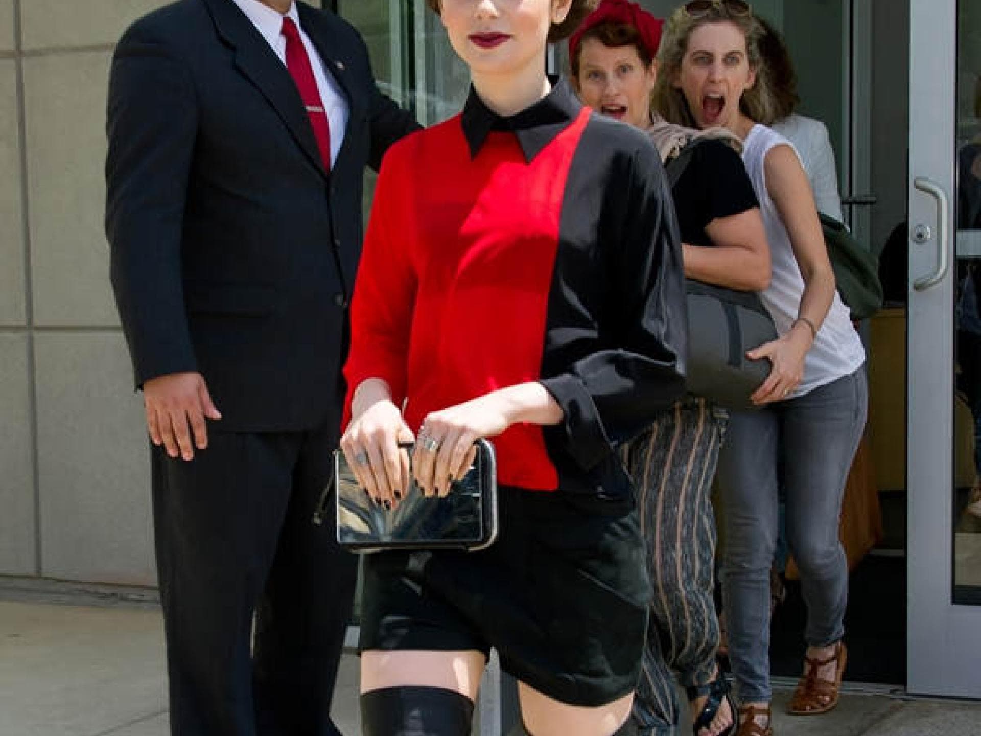 Lily Collins mit Overknee-Stiefeln Lily Collins mit Overknee-Stiefeln