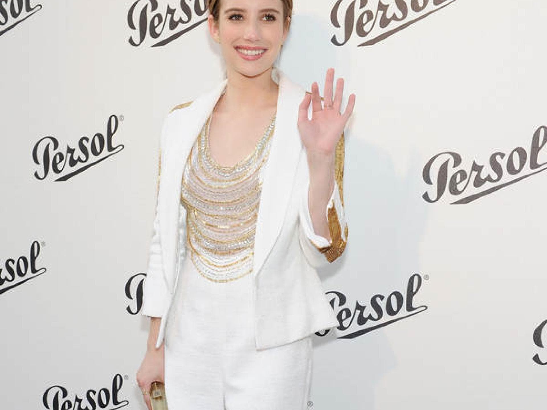 Emma Roberts im weiß-goldenen Outfit Emma Roberts im weiß-goldenen Outfit