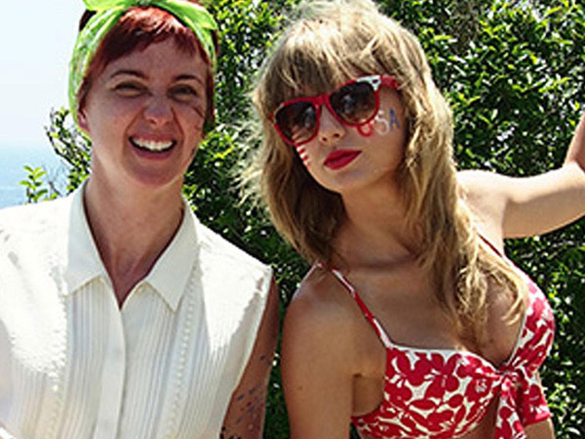 Taylor Swift mit zerzauster Undo-Frisur Taylor Swift mit zerzauster Undo-Frisur