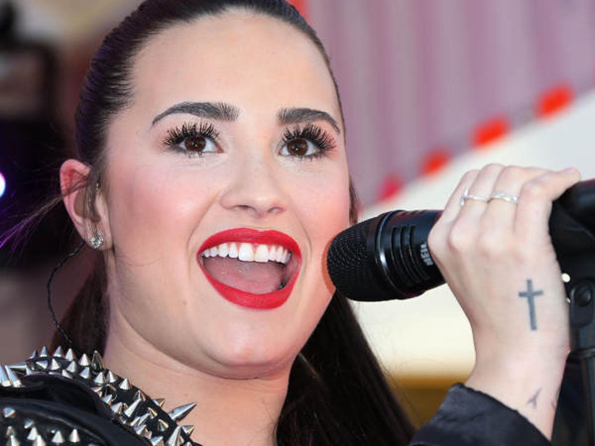 Demi Lovato Kreuz-Tattoo Demi Lovato Kreuz-Tattoo