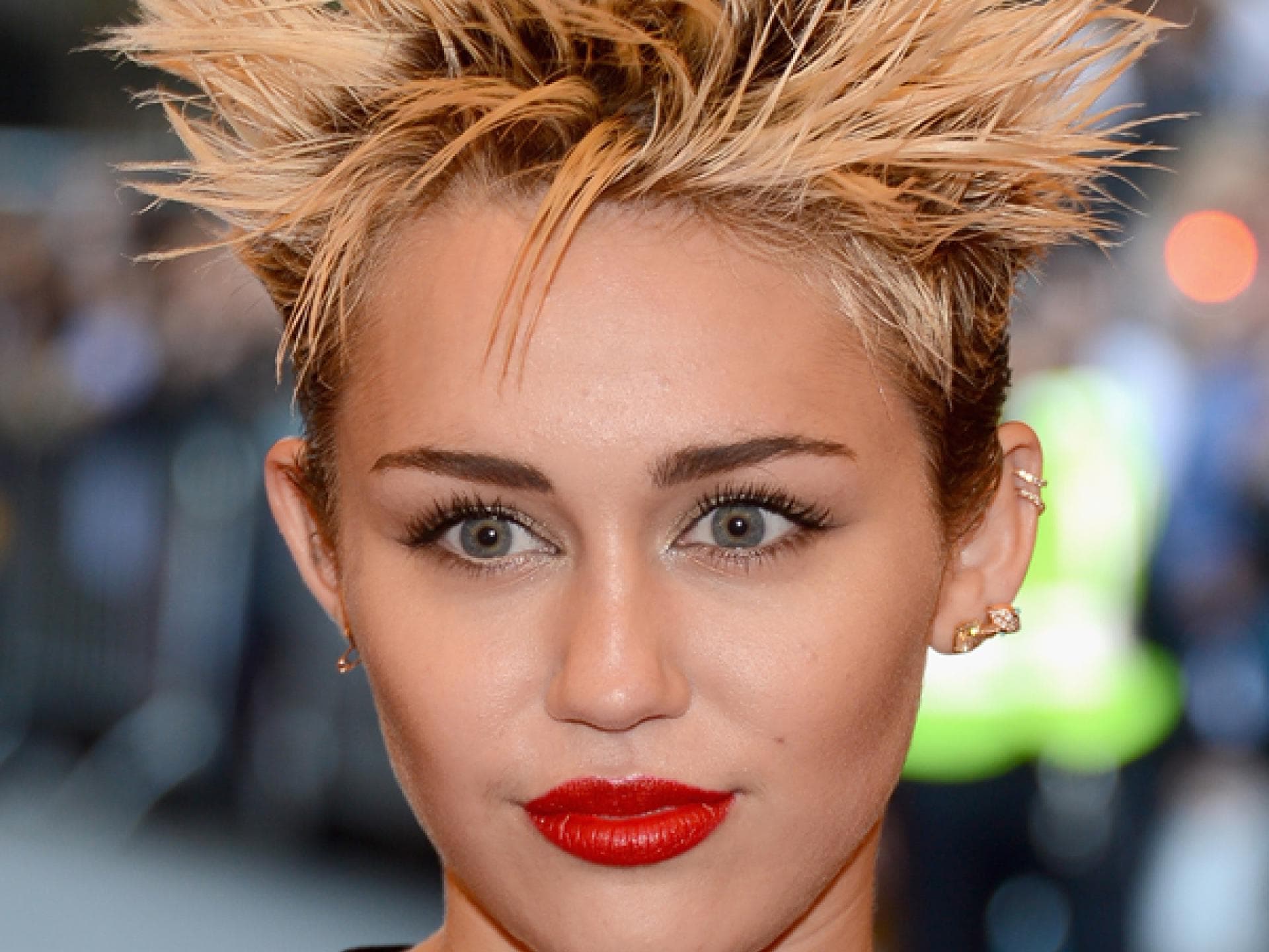 Miley Cyrus mit Stachel-Kopf
