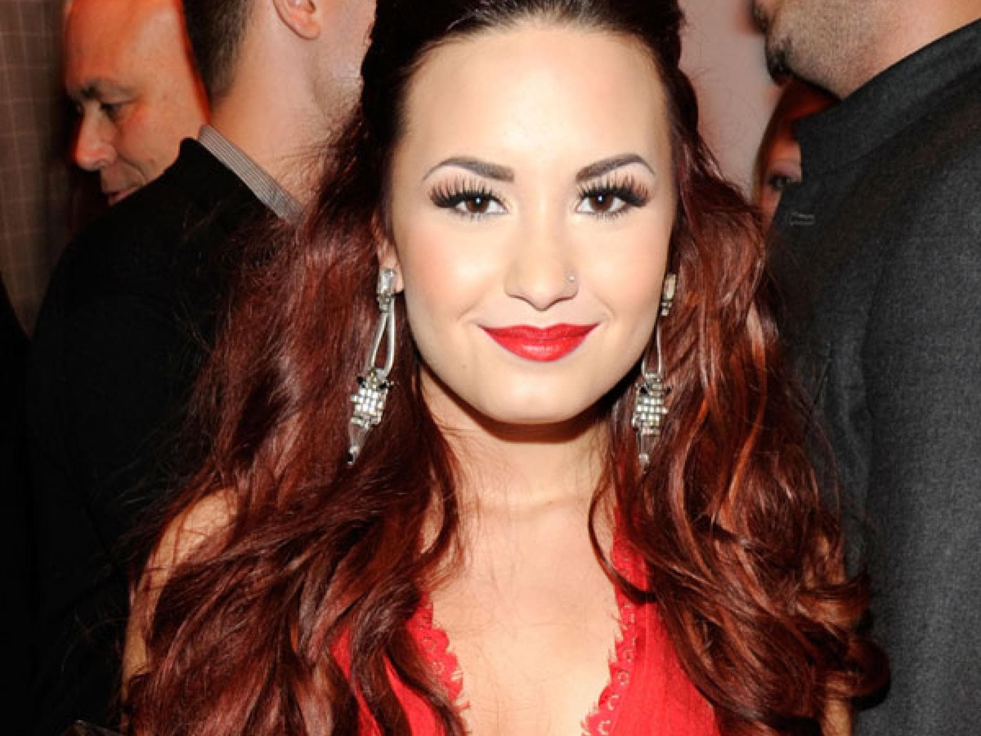 Demi Lovato mit toupierter Frisur