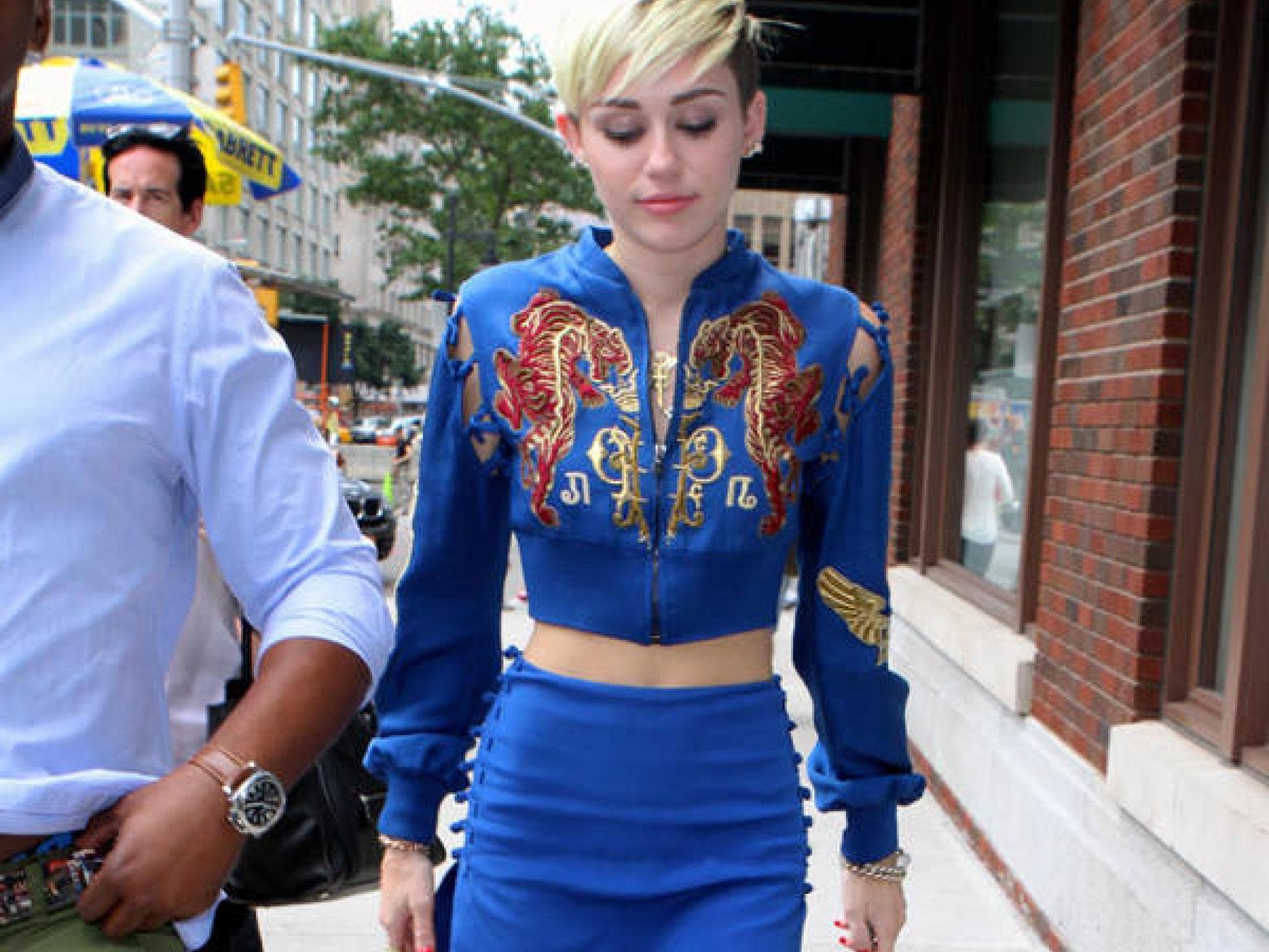 Miley Cyrus im blauen Zweiteiler Miley Cyrus im blauen Zweiteiler