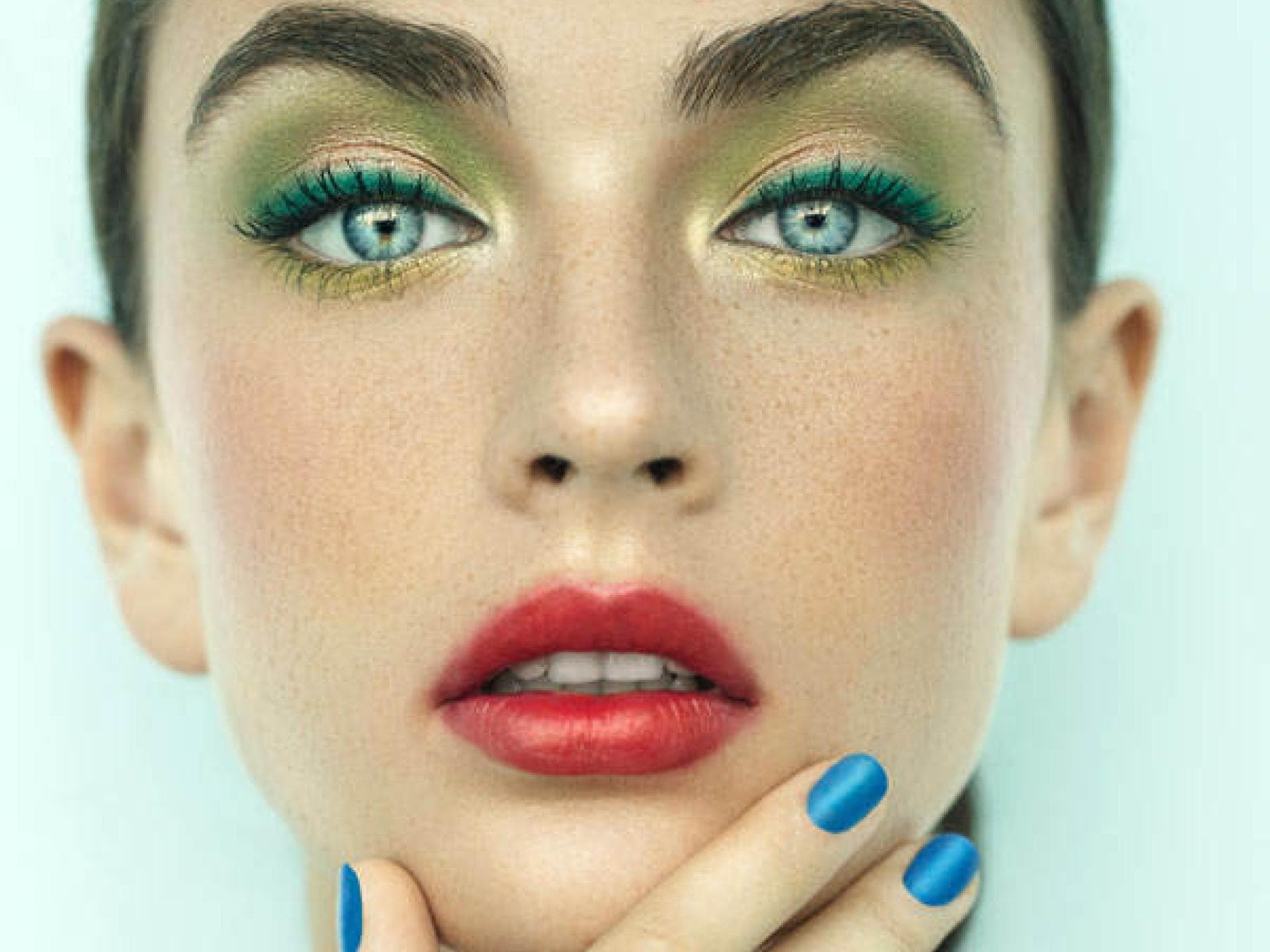 Überschminkt zu sein