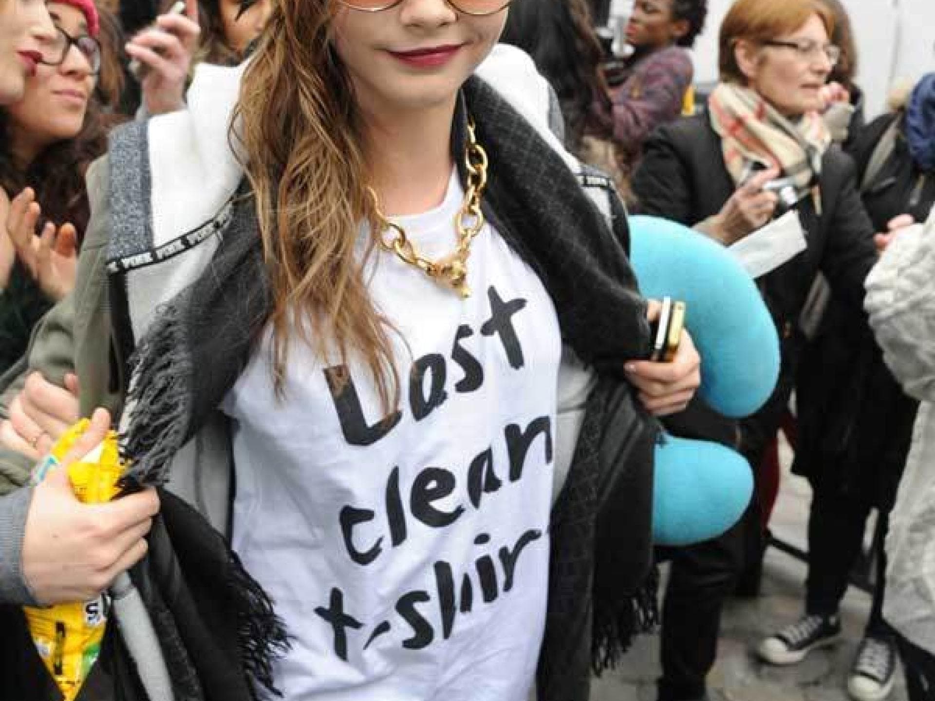 Cara Delevingne mit Print-Shirt