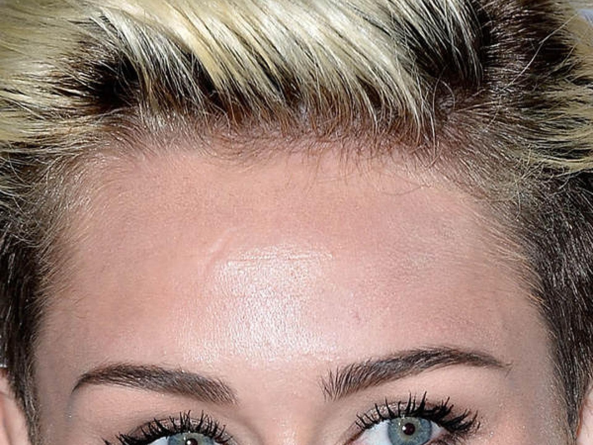Miley Cyrus mit Puder-Bart
