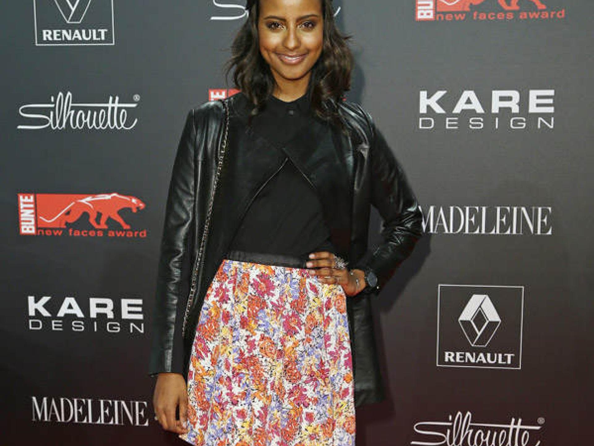 Sara Nuru im Blümchenrock