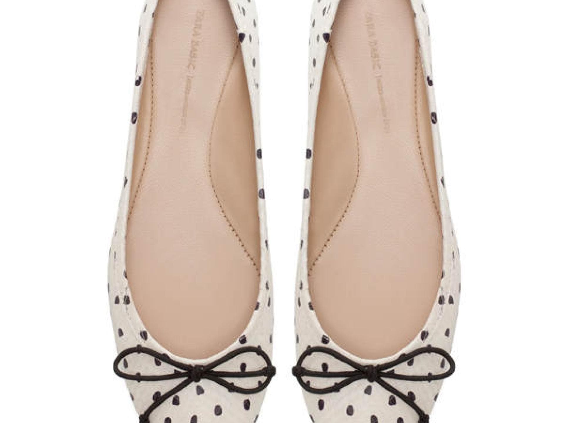 Weiße Ballerinas mit schwarzen Punkten
