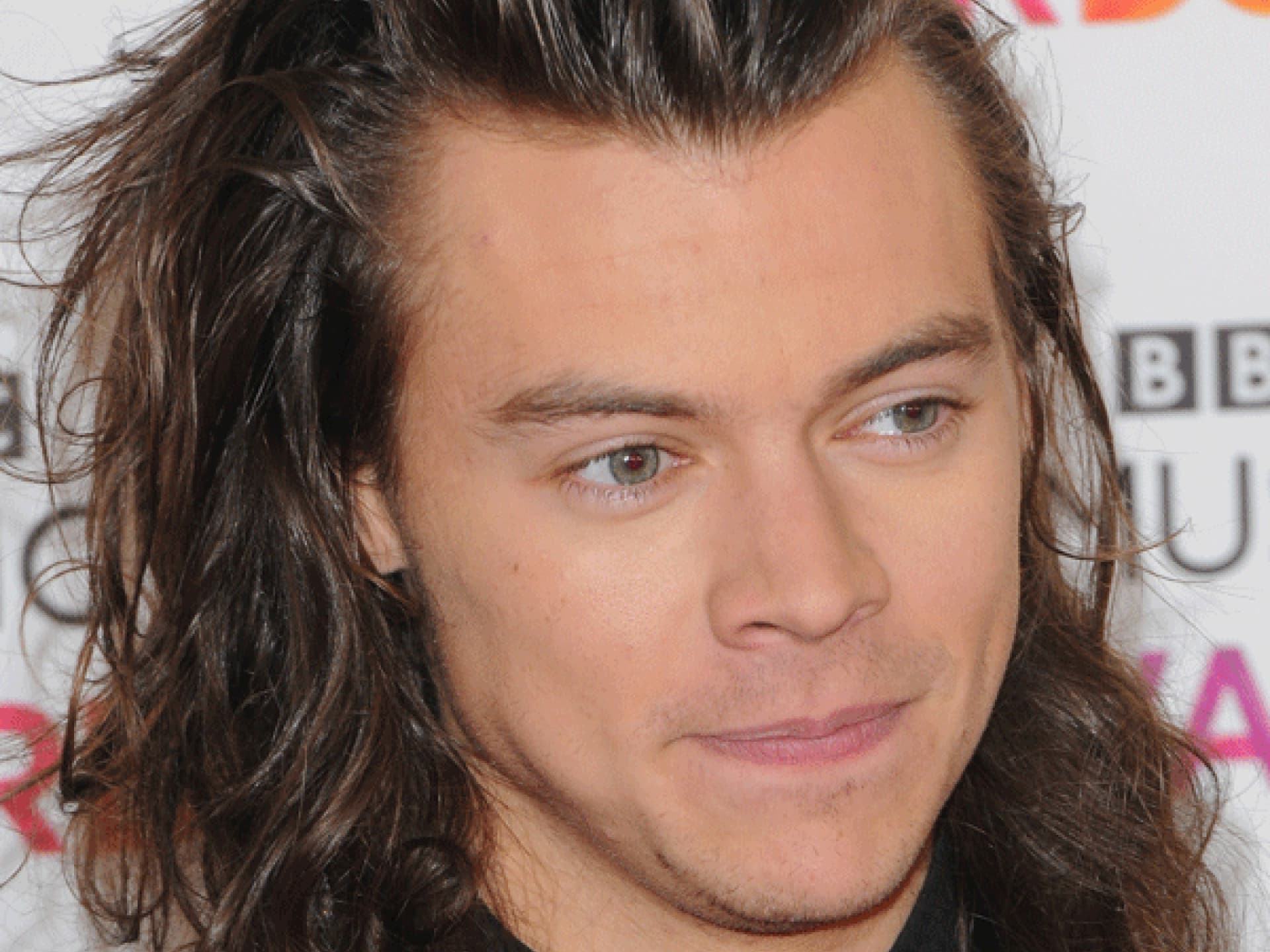 Harry Styles mit kurzen Haaren Harry Styles mit kurzen Haaren