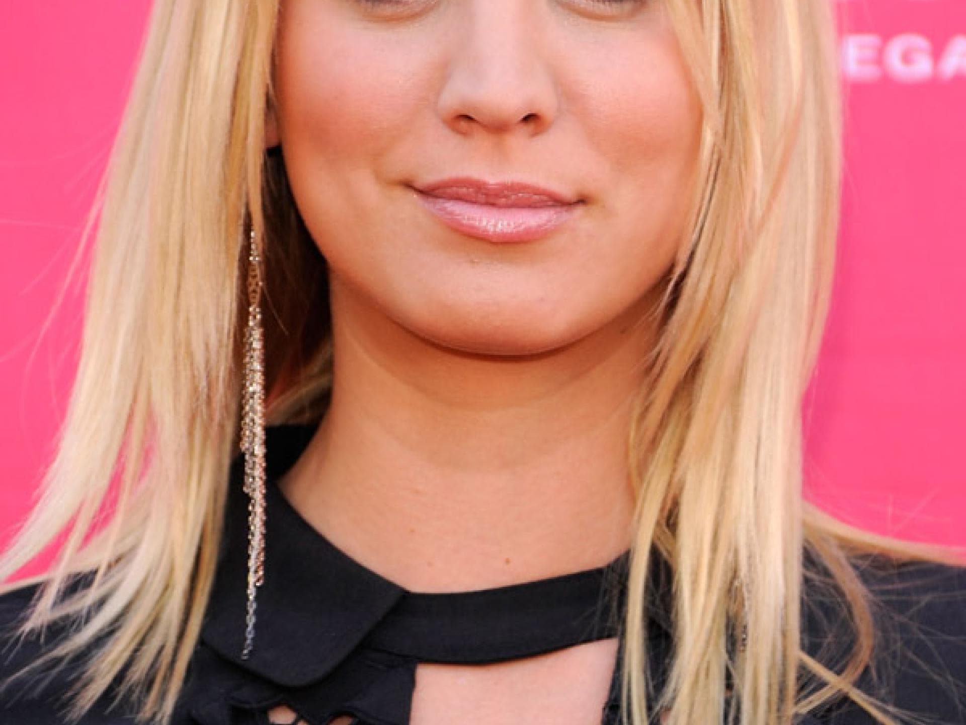 Übergangsfrisur von Kaley Cuoco
