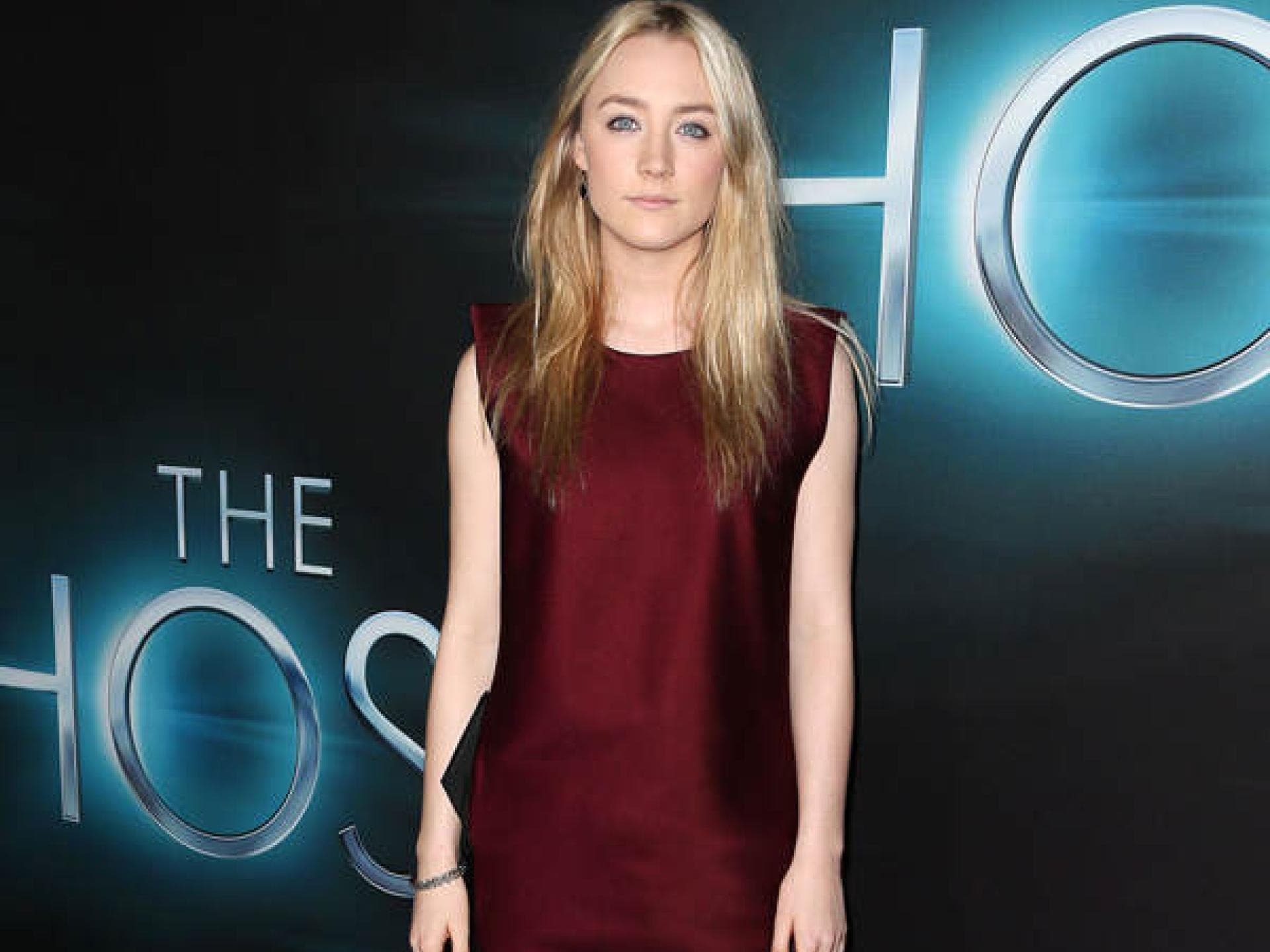 Saoirse Ronan im weinroten Kleid