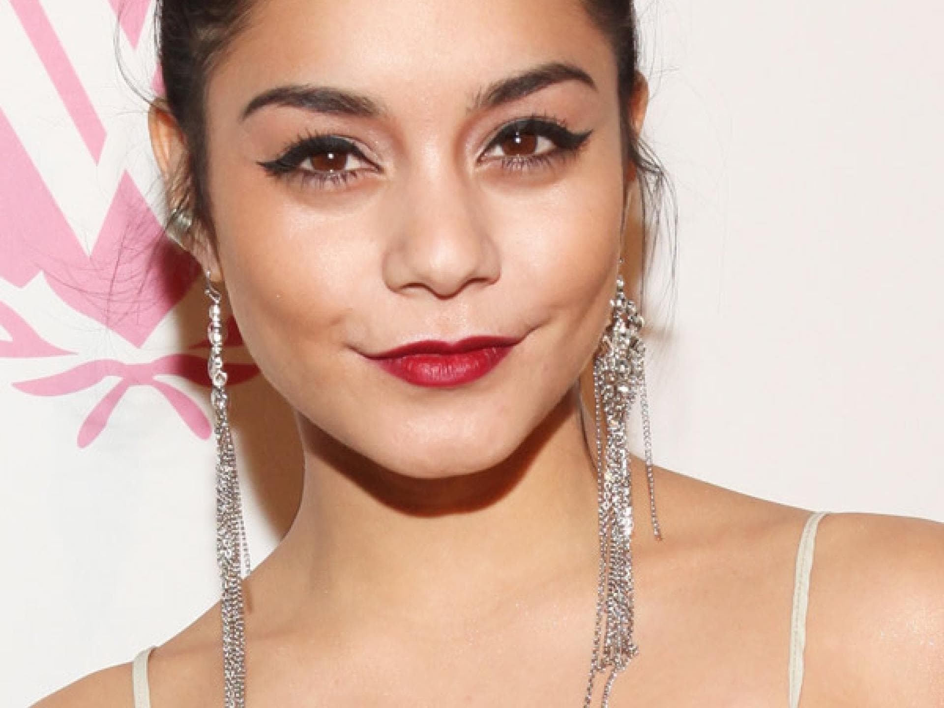 Vanessa Hudgens mit süßem Dutt