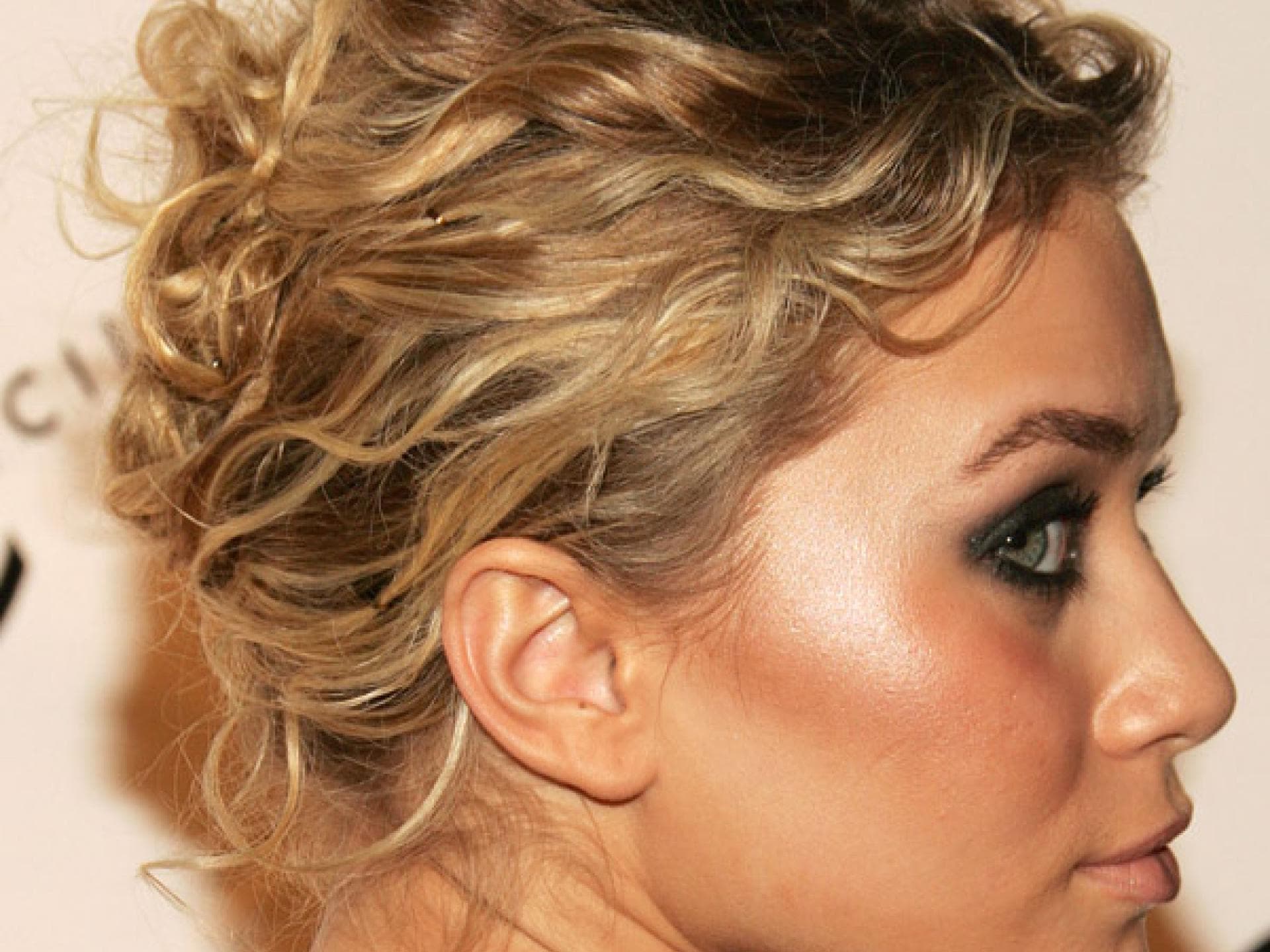 Lockige Hochsteckfrisur von Ashey Olsen