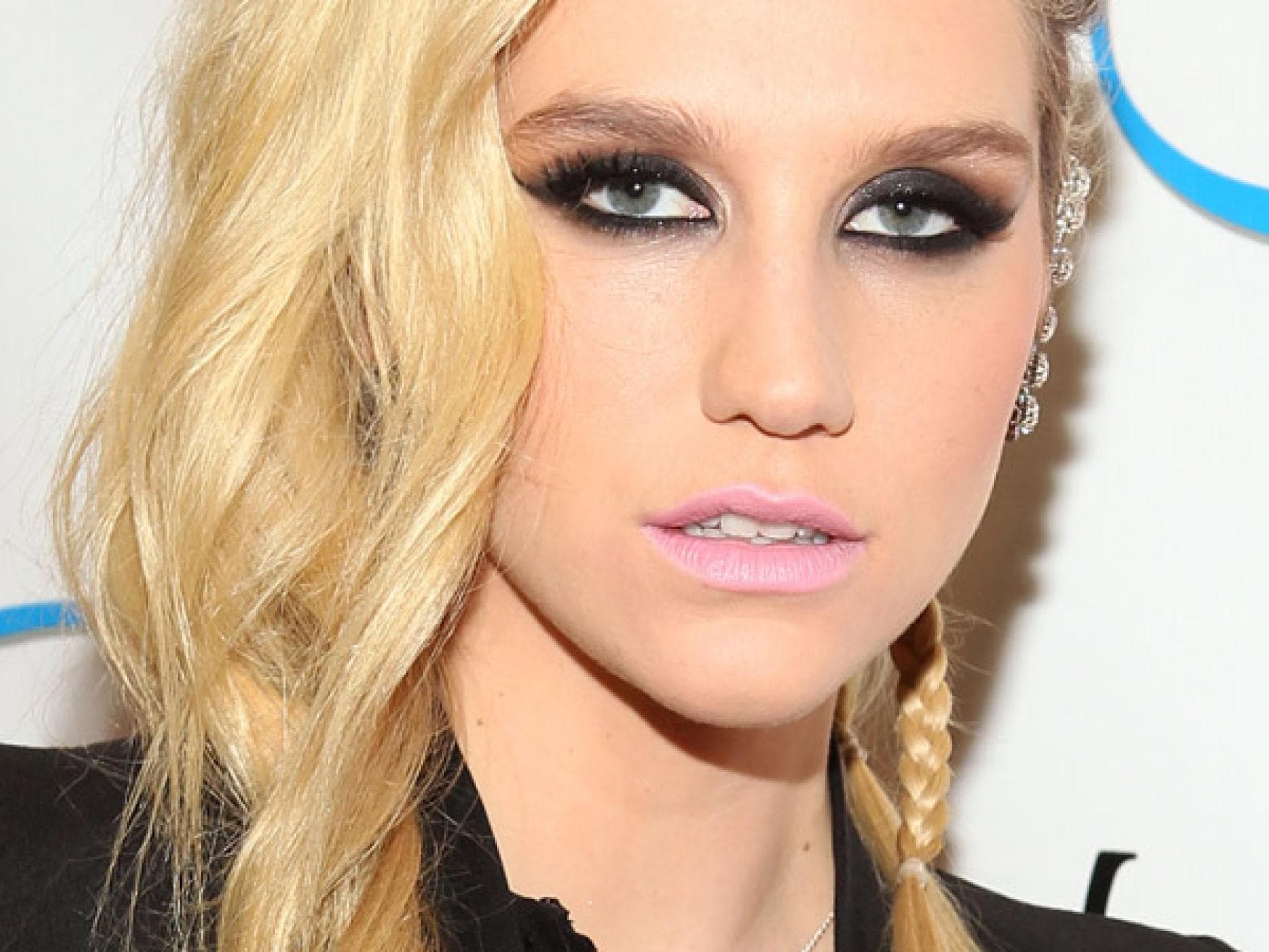 Kesha mit Smokey Eyes