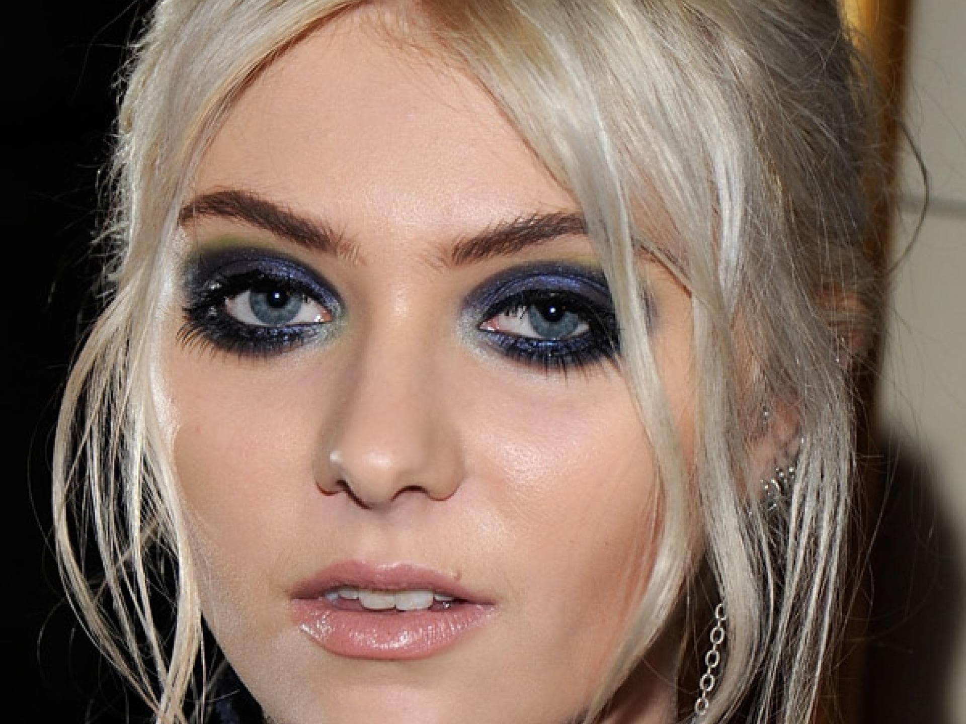 Taylor Momsen mit Smokey Eyes