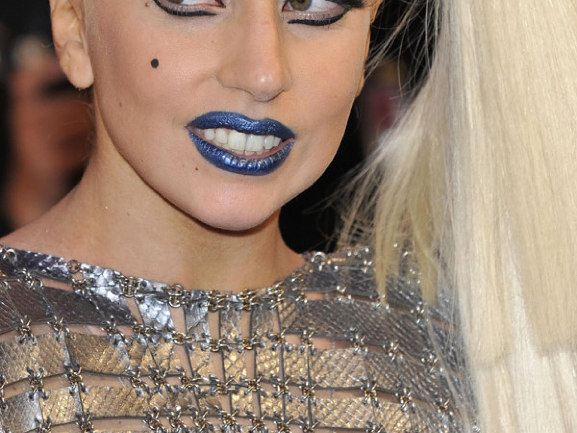 Lady Gaga mit blauen Lippen