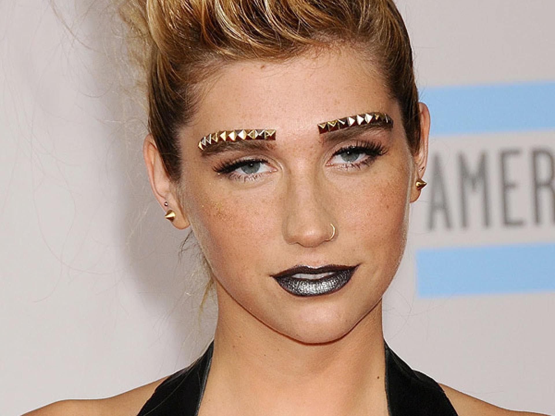 Krasses Metallic-Make-up von Kesha