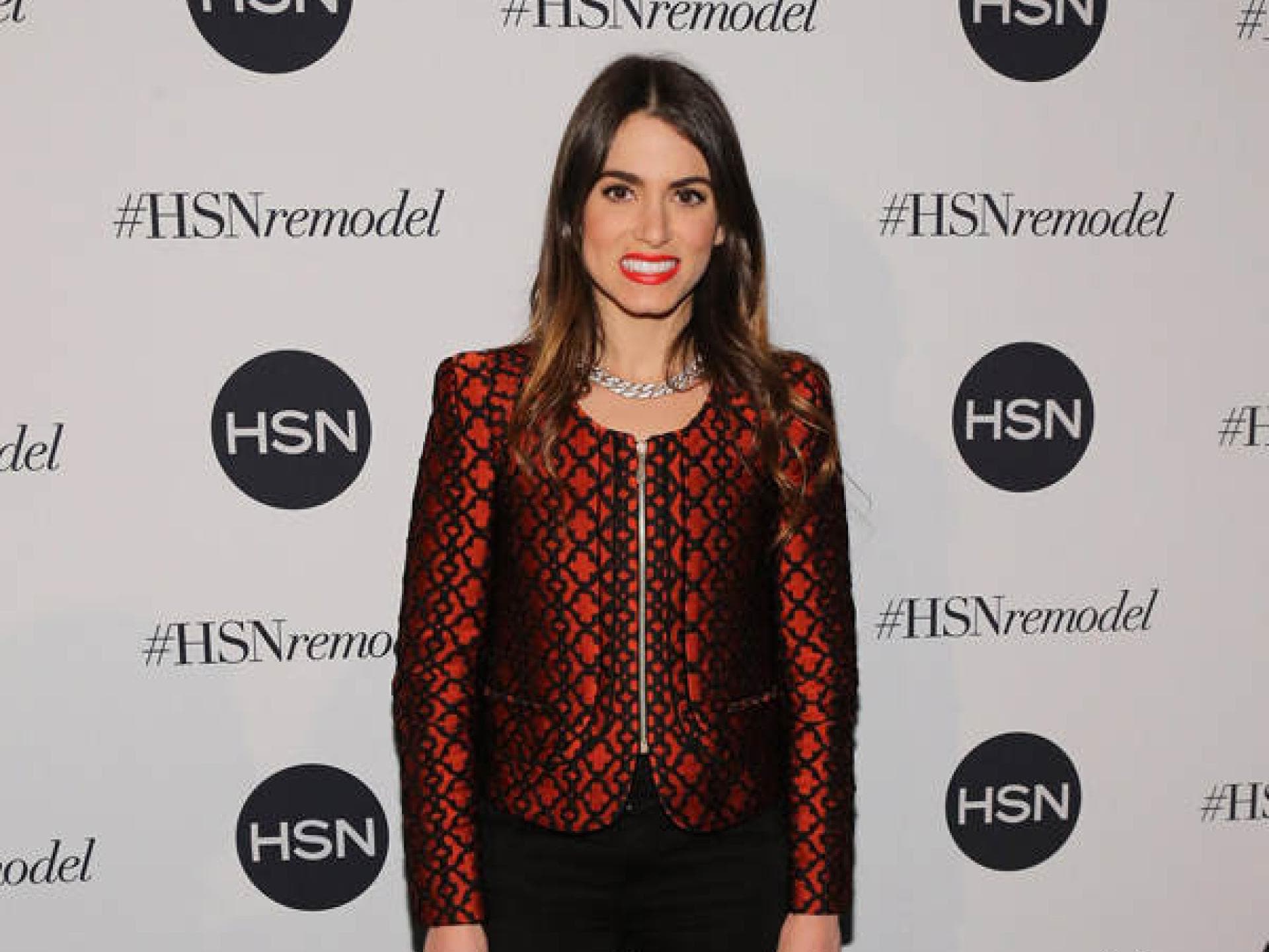 Nikki Reed im weinroten Blazer