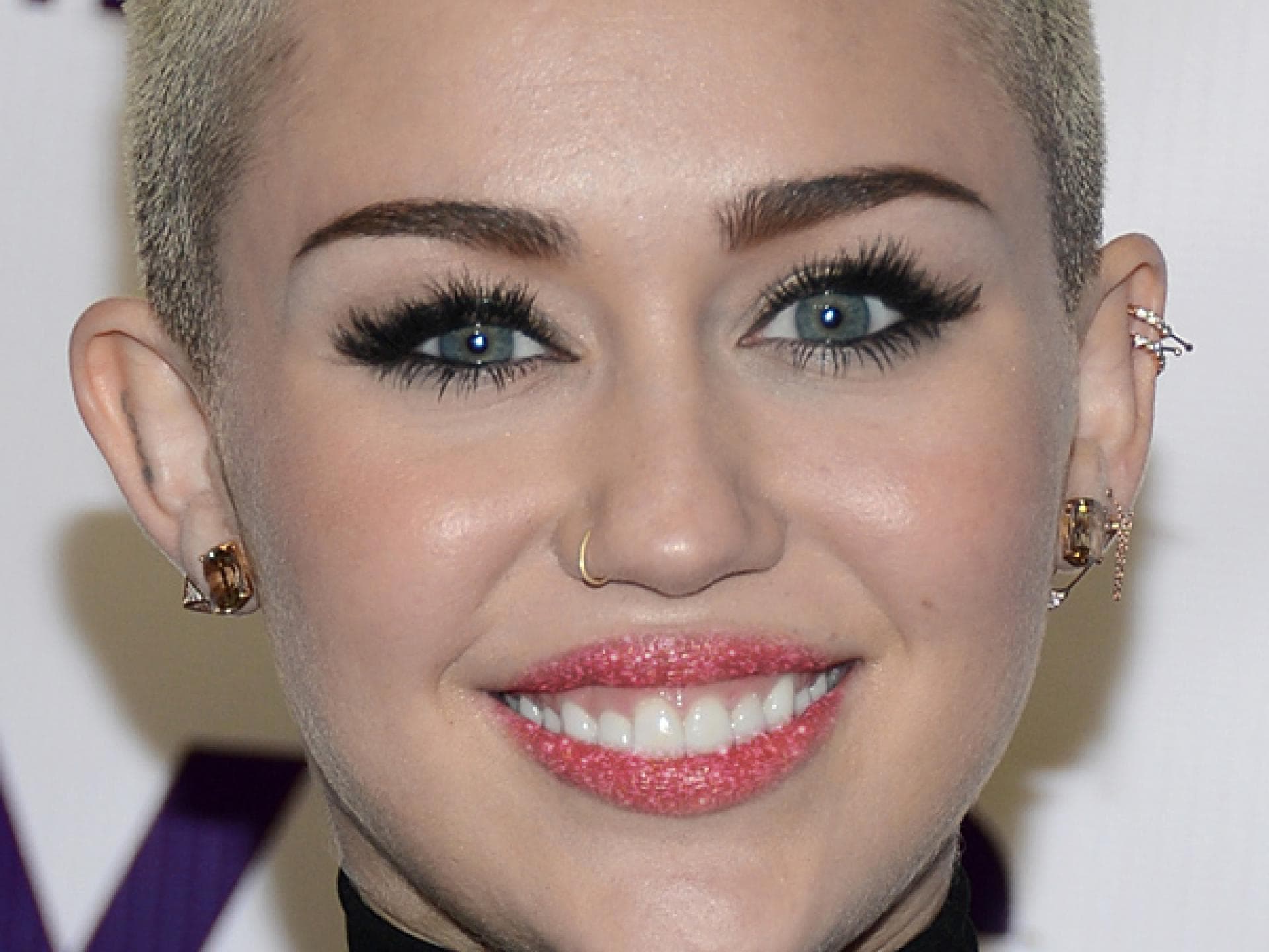 Miley Cyrus mit Glitzer-Lippenstift