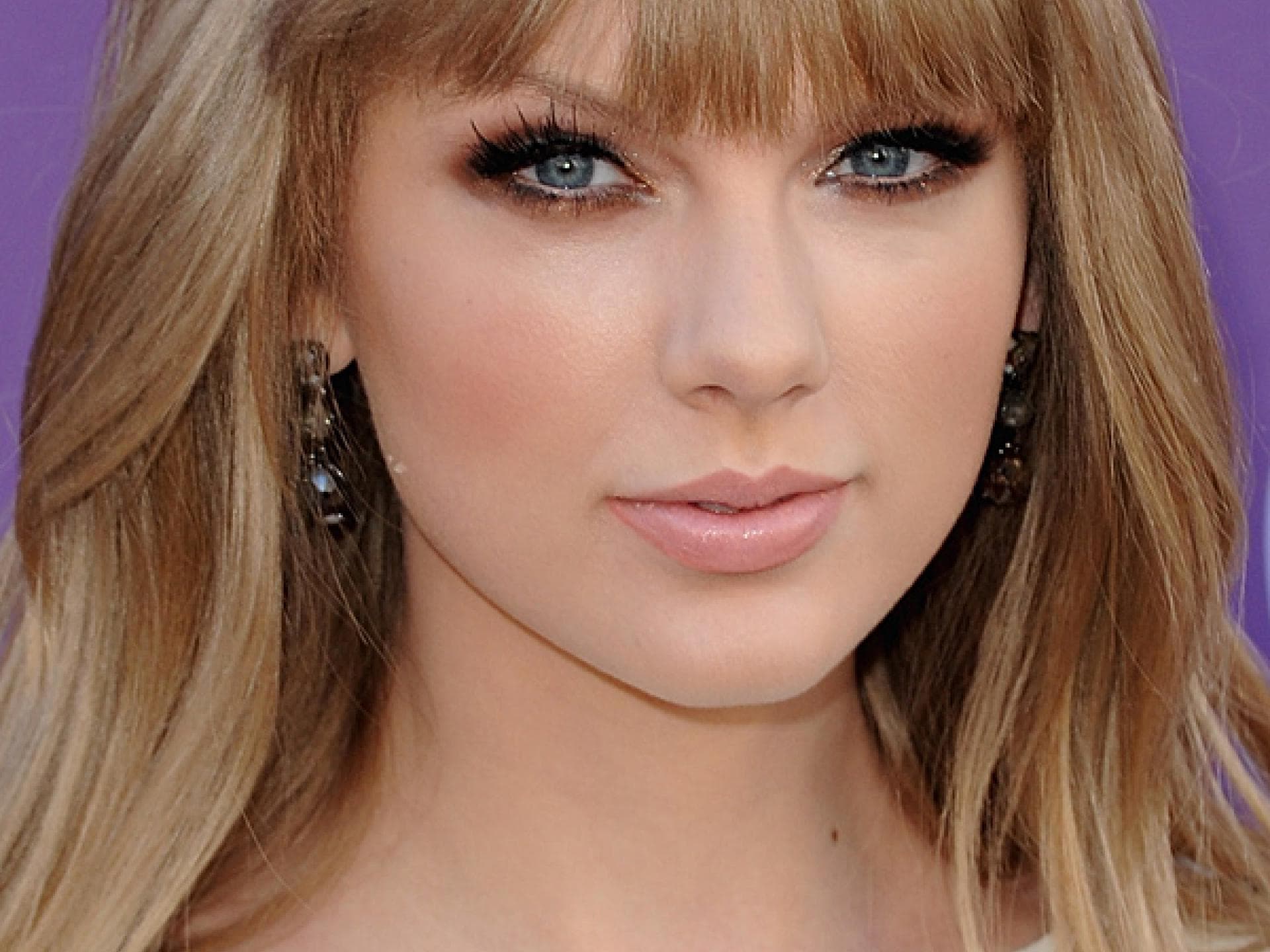 Taylor Swift mit bronzefarbenen Augen-Make-up
