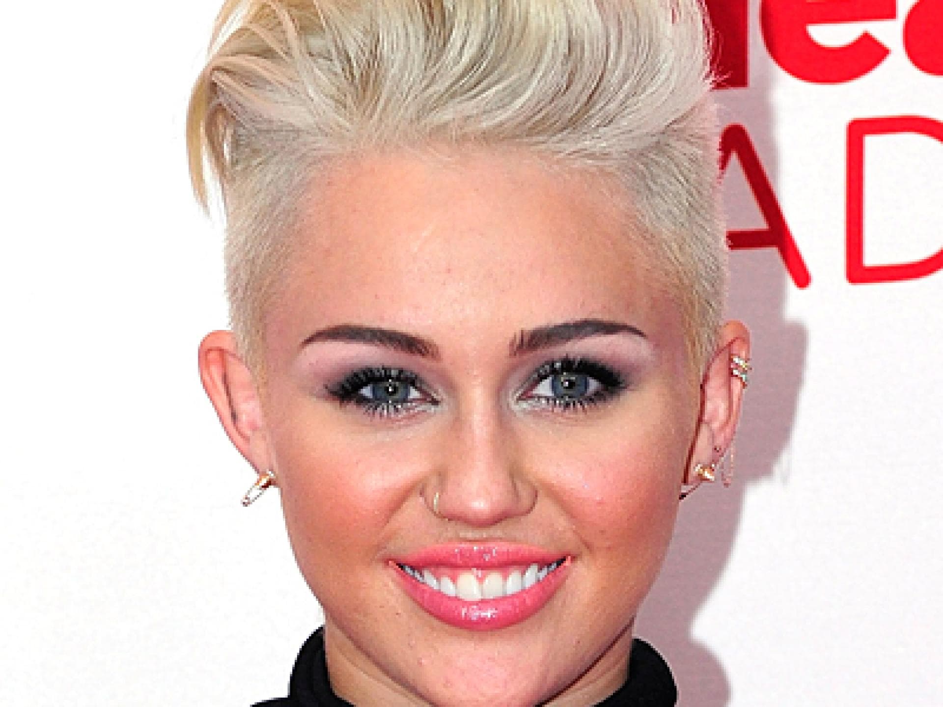 Miley Cyrus mit Radikalfrisur Miley Cyrus mit Radikalfrisur