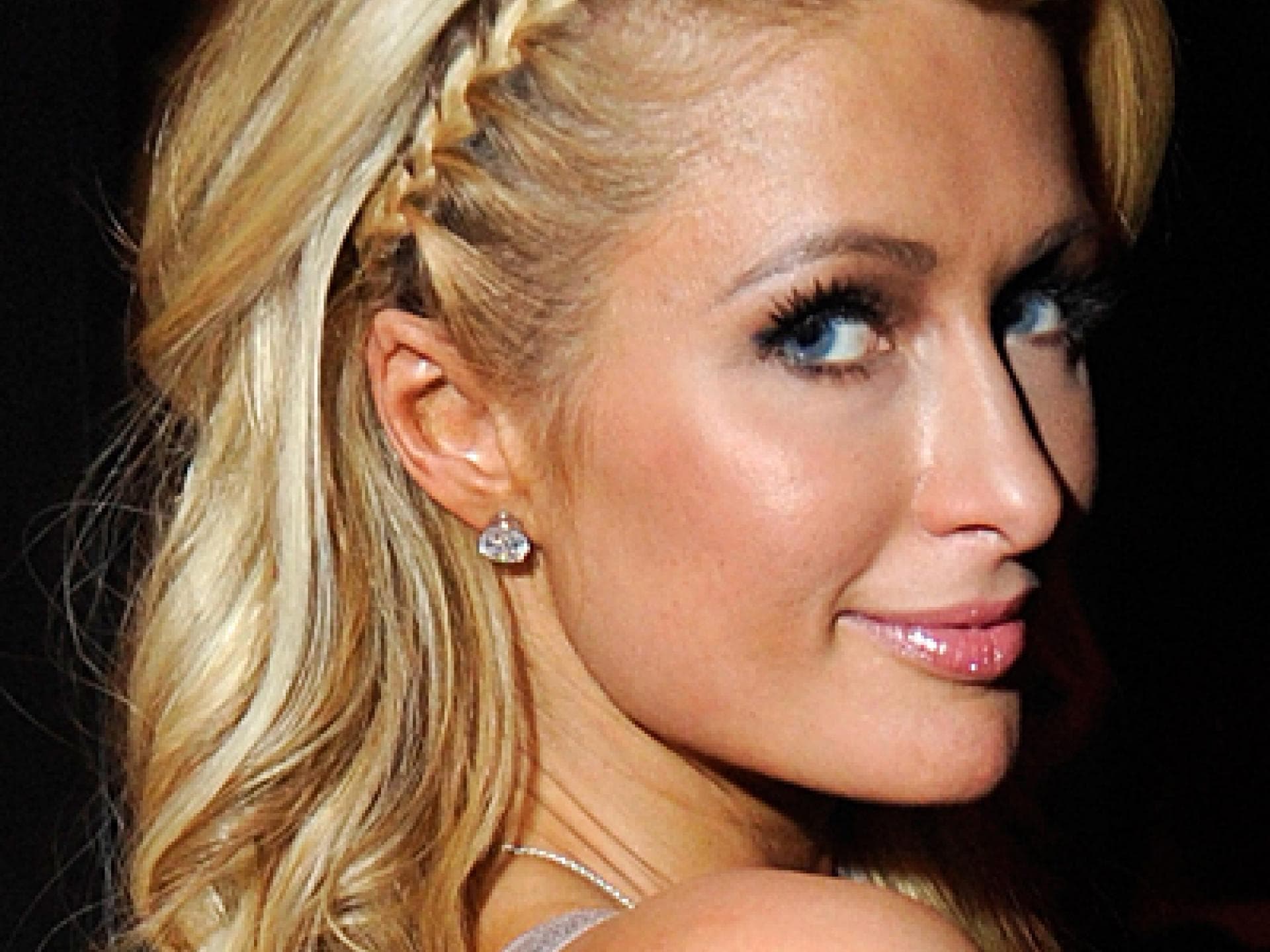 Paris Hilton mit Seitenzöpfchen