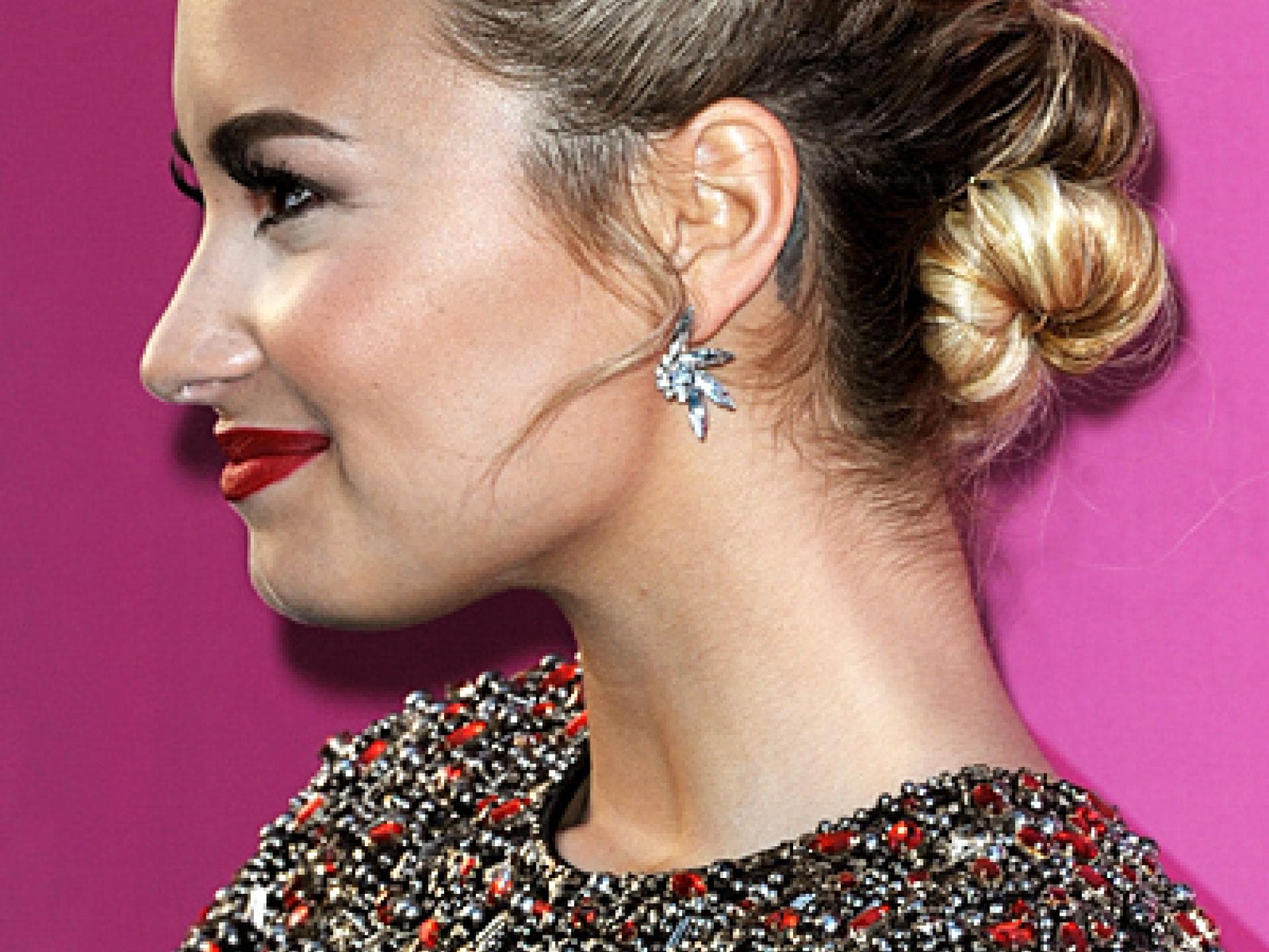 Demi Lovato mit eingedrehten Haaren